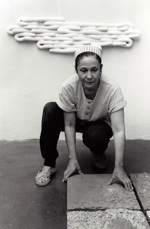 Anna Maria Maiolino, Rio de Janeiro, 1993. Photo: Vicente de Mello.