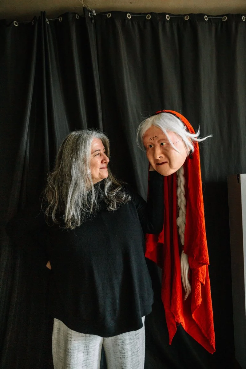 Veronica Gerschman with one of her puppet creations in são paulo. Photo Bruna Bento.