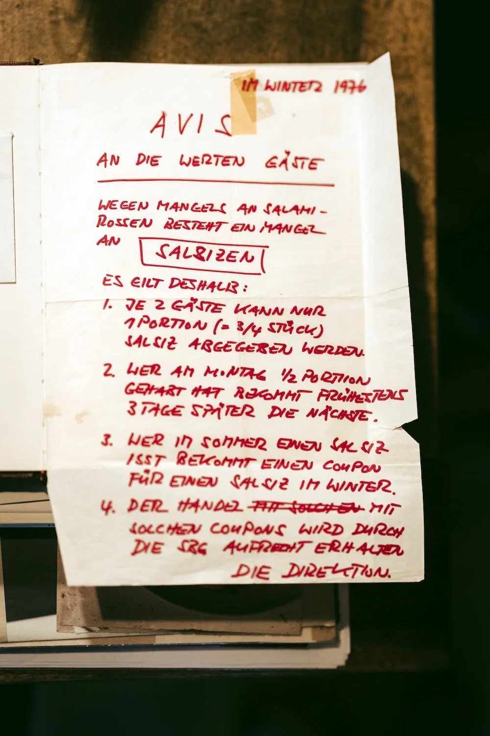 A handwritten notice informing guests of a temporary shortage of salsiz, with rationing guidelines. Photo: Filip Zuan