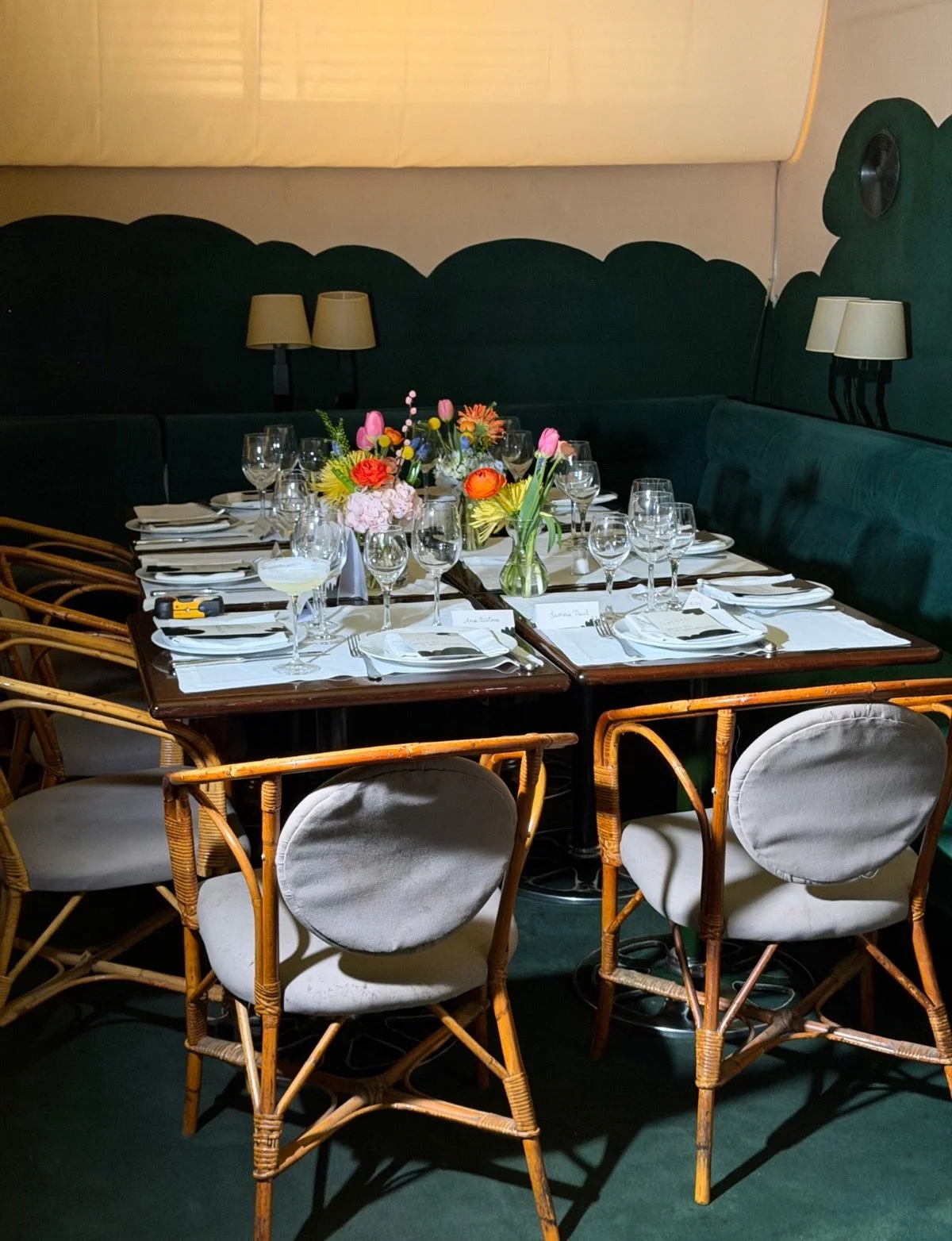 nuestras chicas celebrando la llegada de @iblues_official a Barcelona en la cena de presentaci&oacute;n de su colecci&oacute;n Magical Garden 💐🍝🍸