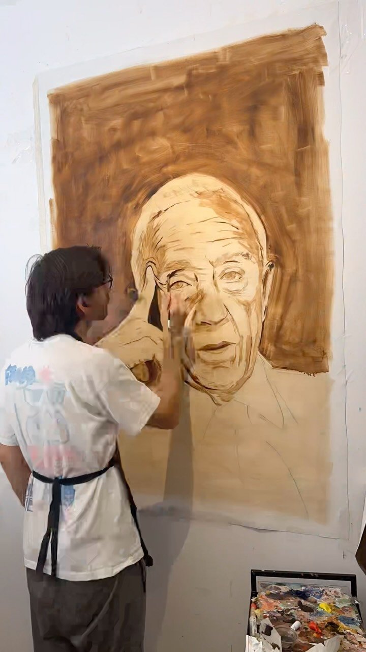🎨 Primeira camada.
Começa sempre com o silêncio da terra — só tons crus, sombra e luz.
tudo ganha forma.
Esta é a base do retrato de Marcelo Rebelo de Sousa, que estou a desenvolver ao longo das próximas sem