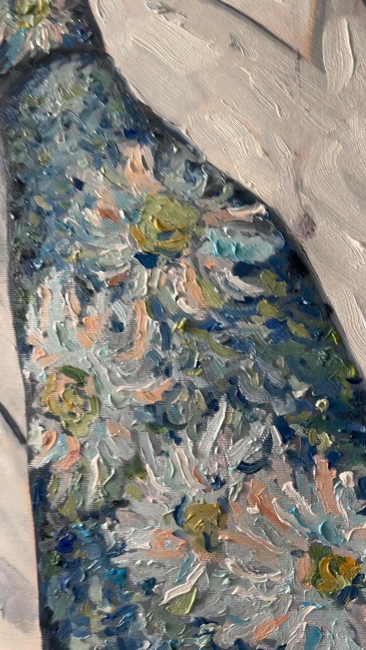 O Peso do Pensamento 🌻 part II
Neste primeiro detalhe do meu novo retrato do Presidente da República, o destaque vai para a gravata — um elemento simbólico pensado ao pormenor.
Pintada com textura expressiva, a sua padronagem f