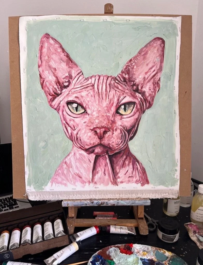 Óleo sobre tela.
Nem todos os corpos foram feitos para agradar.
Este gato não tem pêlo. Não tem a armadura que o mundo espera.
É pele crua, rosa, exposta. Um corpo estranho para muitos mas profundamente honesto.
&l