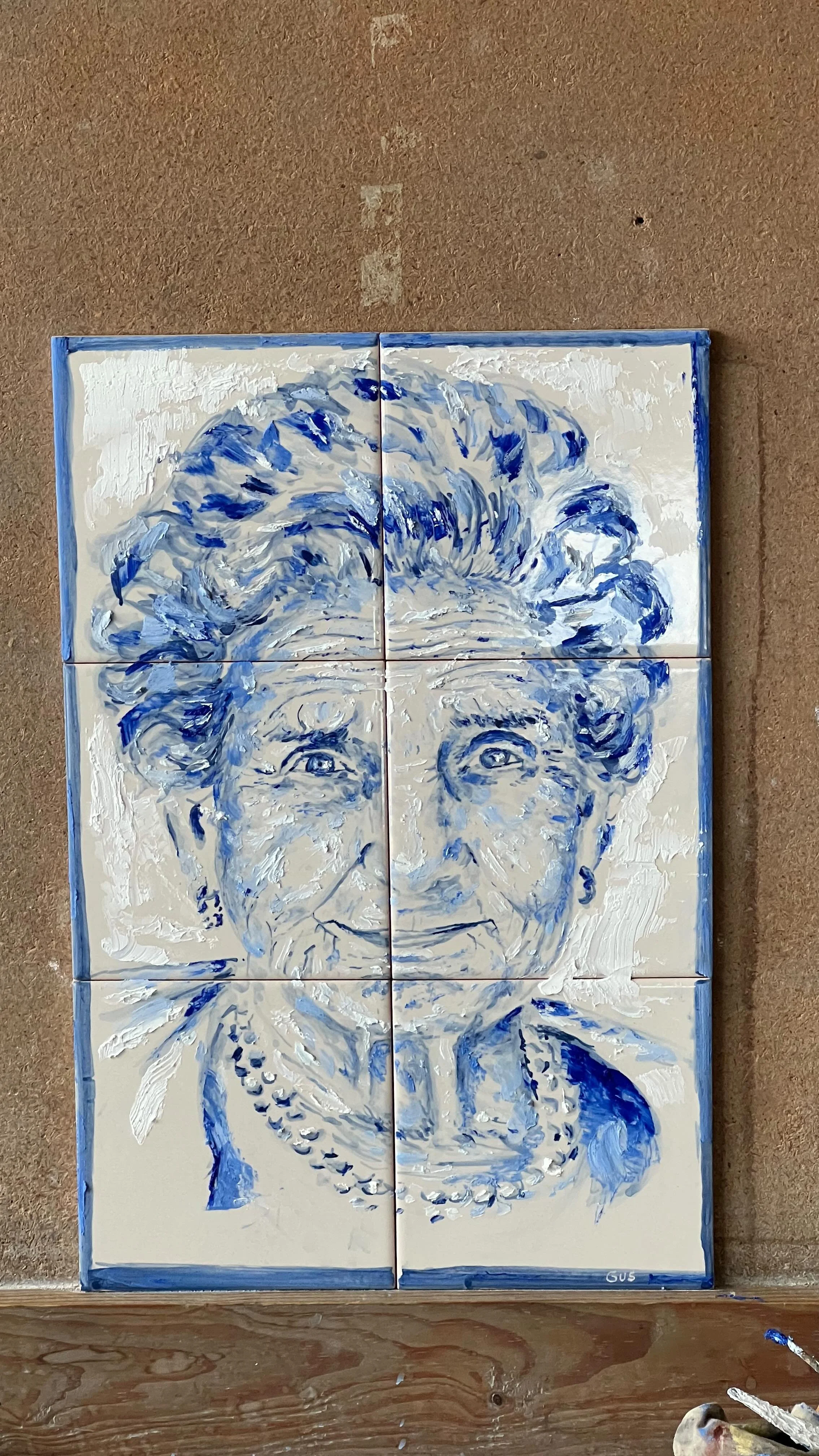 A minha avó.
Este retrato vive hoje no Museu do Azulejo.
Mas antes de estar nas paredes de um museu, viveu na Rua da minha Avó.
Naquelas tardes com cheiro a café. No silêncio bom da presença dela.
Este trabalho nas