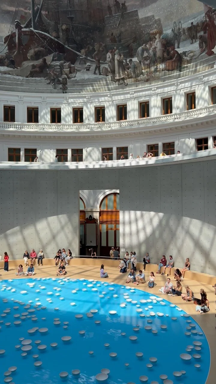 🇫🇷 Paris.
Entre a pressa de criar e a pressão constante de apresentar novas obras, encontrei um lugar onde o tempo pareceu parar.
Na Bourse de Commerce, Pinault Collection, fui envolvido por Clinamen, de Céleste Boursier-Mougenot: um