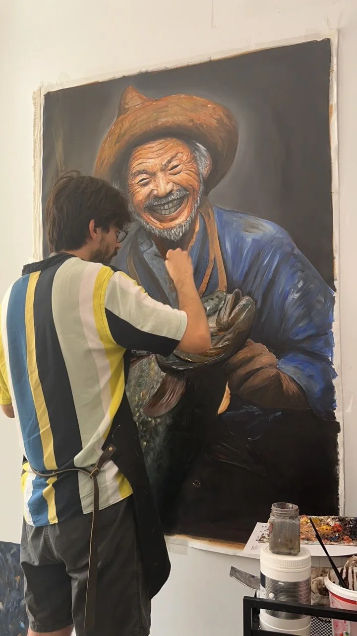 🎣 Há dois anos pintei este retrato de um pescador japonês, com um sorriso de orelha a orelha.
Uma tela com mais de metro e meio de altura, mas com um peso ainda maior em significado.
Admiro a paciência dos pescadores, essa virtud