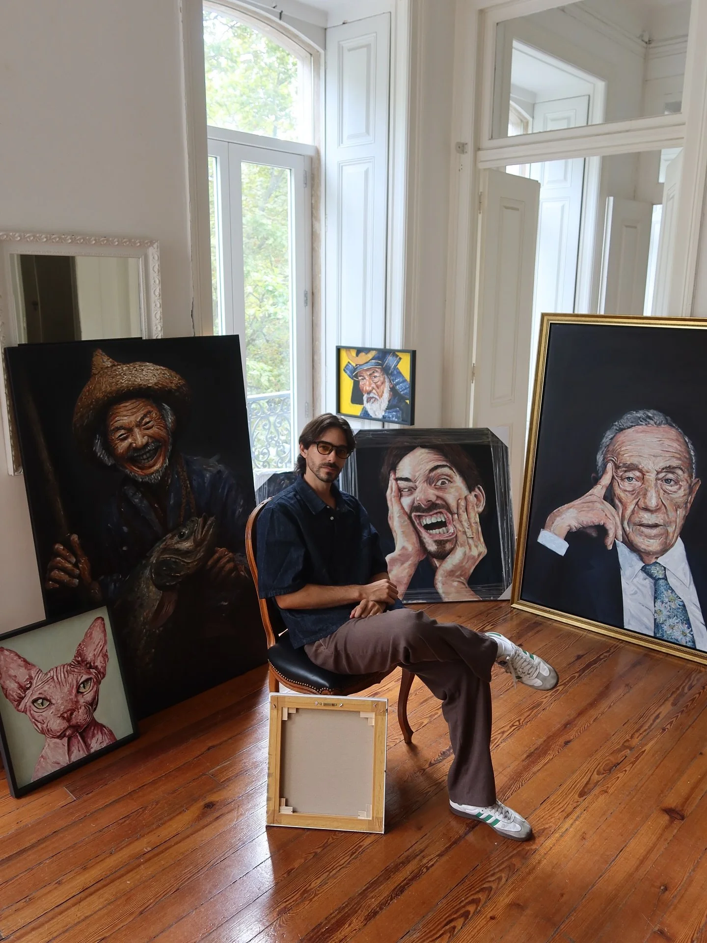 Aqui estou eu, no escritório, onde dois mundos se encontram.
O Gustavo, o profissional do dia a dia, e o Gus Romano, o pintor que sonha em óleo.
Rodeado por algumas das minhas obras mais significativas A alegria do Pescador, o meu auto