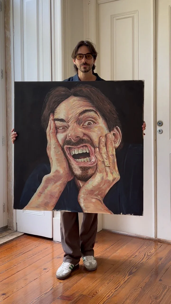 “Porque é que eu pinto?
Na verdade, pinto para parar de pensar.”
Este autorretrato é um reflexo do meu estado de espírito. A confusão, a busca, o silêncio que procuro encontrar quando pego no pincel. uma