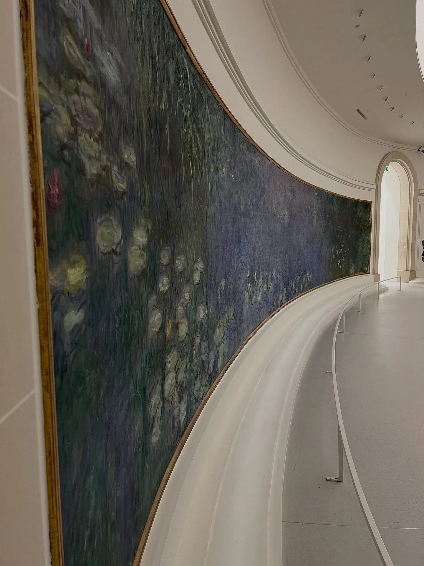 Três dias de trabalho, de responsabilidades e corridas, mas também de silêncios roubados nos museus. Voltei a perder-me diante das telas que me fizeram sonhar — Monet,Rembrandt, Lhermitte.
Vi o que falta nas minhas pinturas.