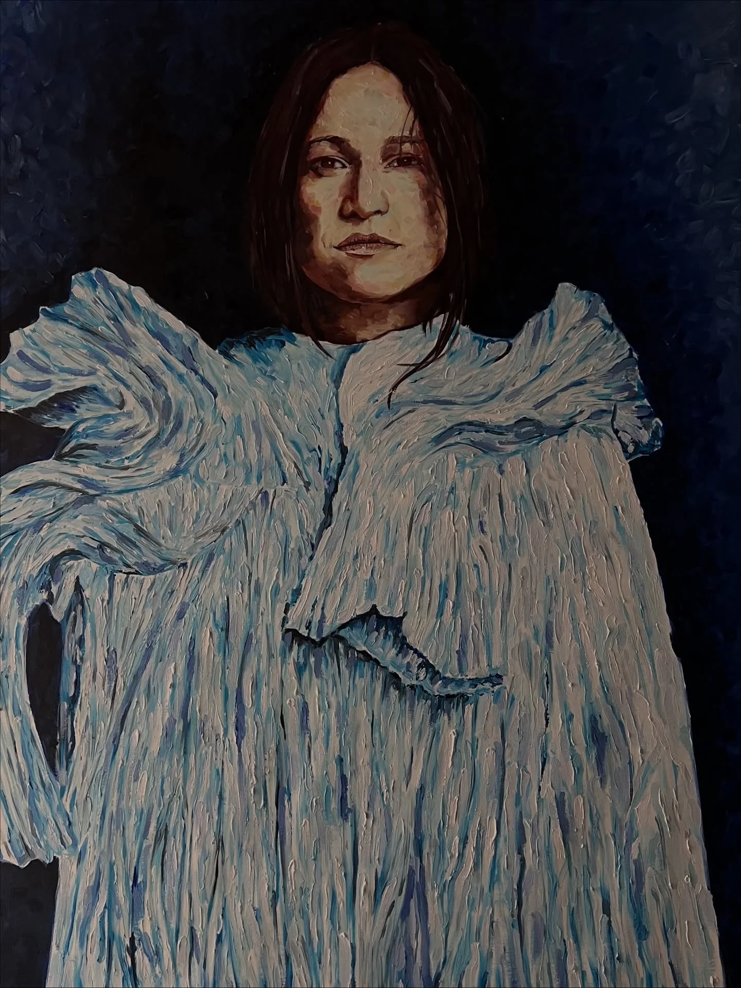 Carminho

Talvez esta seja a pintura mais densa que j&aacute; fiz &mdash; n&atilde;o apenas pela tinta espessa que constr&oacute;i o vestido, mas pela profundidade do que representa.
Um retrato de Carminho, uma mulher que canta com a alma de um pa&ia