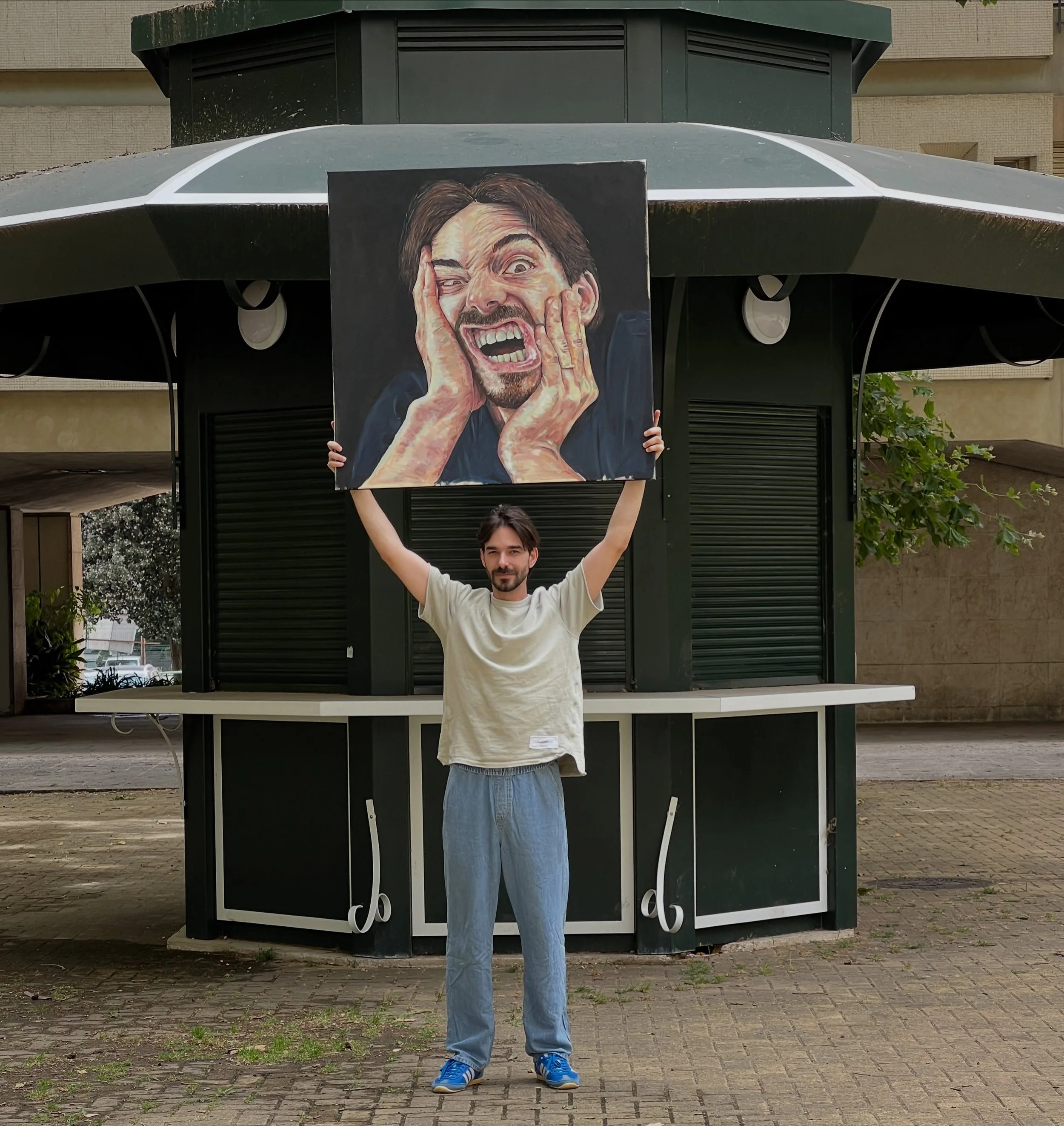 Sou o Gus
Pinto retratos porque &agrave;s vezes sinto que h&aacute; coisas sobre n&oacute;s que s&oacute; aparecem quando estamos sozinhos em frente a uma tela.

Talvez por isso tenha pintado este auto-retrato
N&atilde;o para me representar, mas para