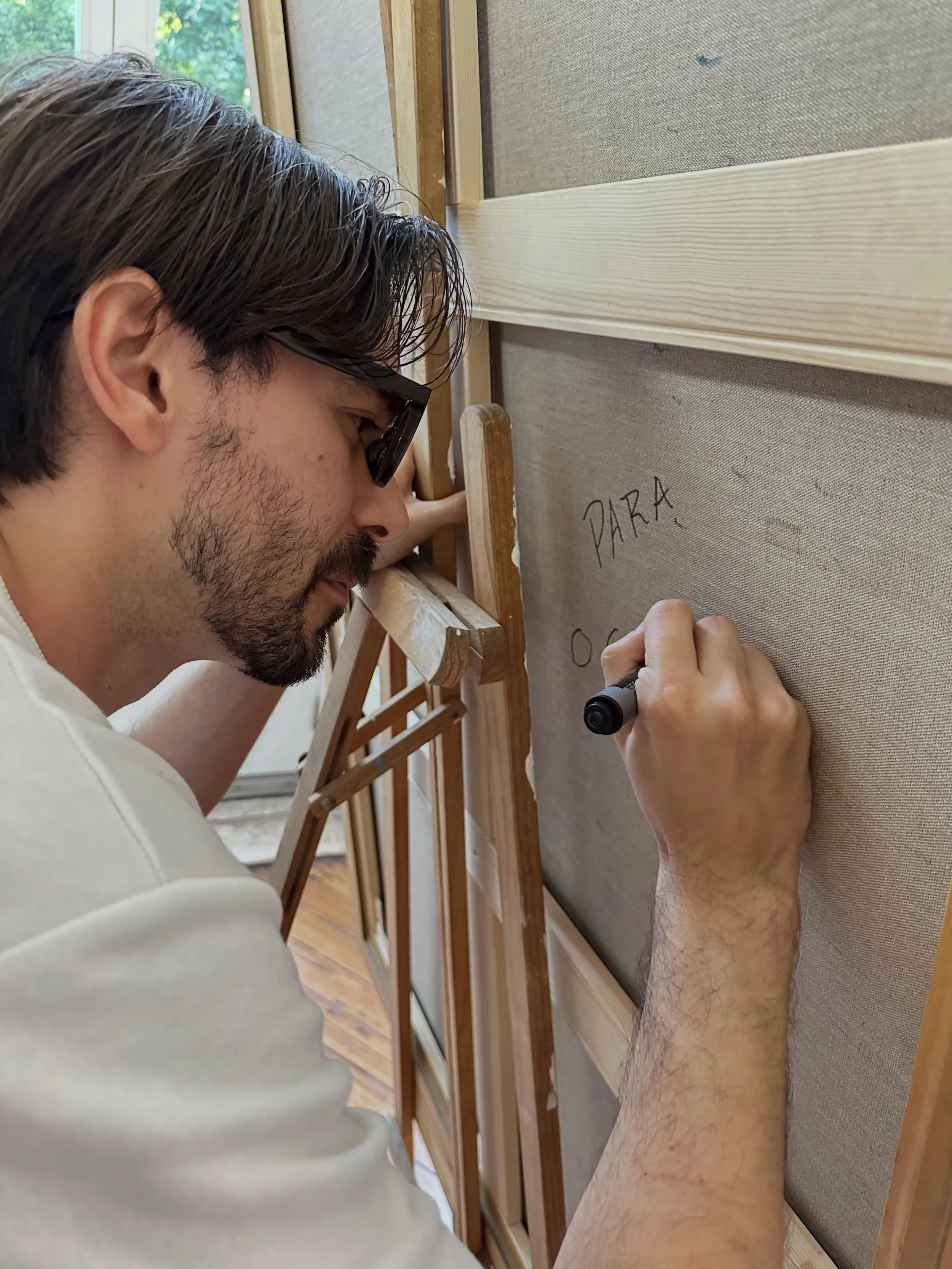 H&aacute; pinturas que nos surpreendem duas vezes.

Primeiro, enquanto as pintamos.
Depois, quando ganham vida fora do atelier.

Nos &uacute;ltimos dias, o v&iacute;deo deste retrato tem chegado a cada vez mais pessoas e est&aacute; prestes a alcan&c