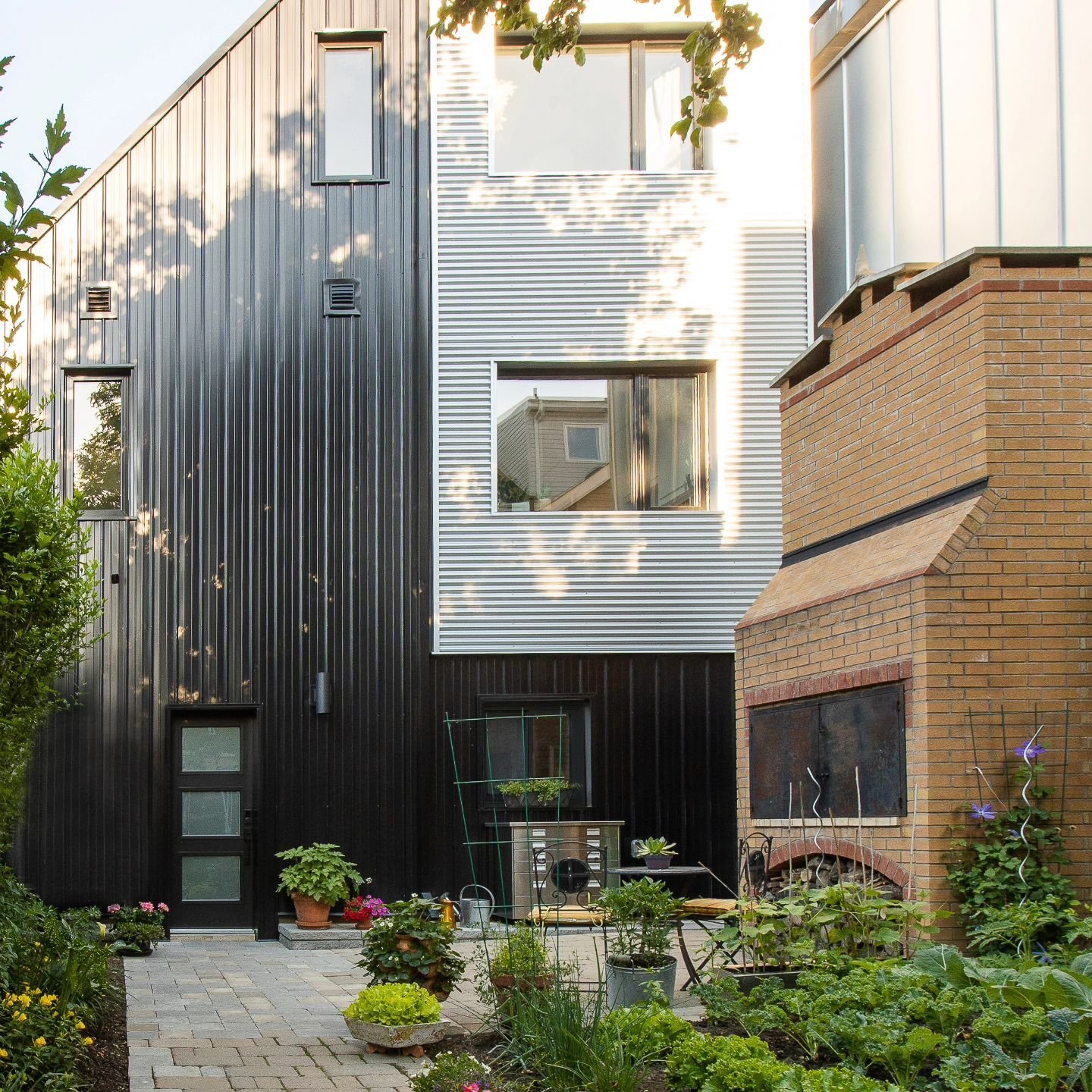Sunday Showcase:  3 STOREY LANEWAY!
Trinity Bellwoods Laneway House
1300 sqft + 600 sqft garage
.
Vov&ocirc; (grandpa in portuguese) was still living in their old downtown neighbourhood and wanted to help. Toronto's changing lanes policies offered Vo