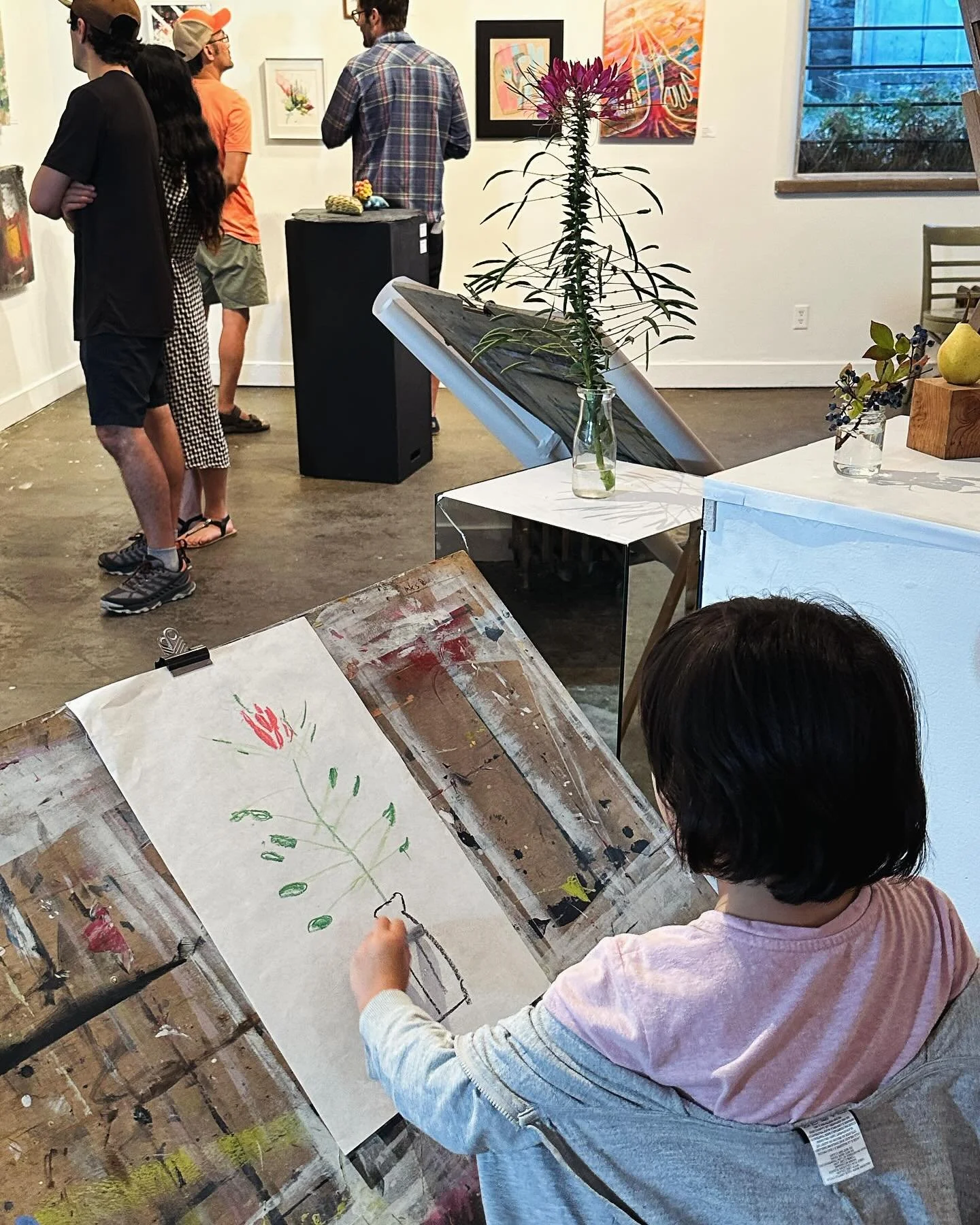 A great pleasure to see folks appreciating my flower friends ✍️🌸 Thanks to @oxygen.art.centre for inviting me to facilitate this session at their recent open house!