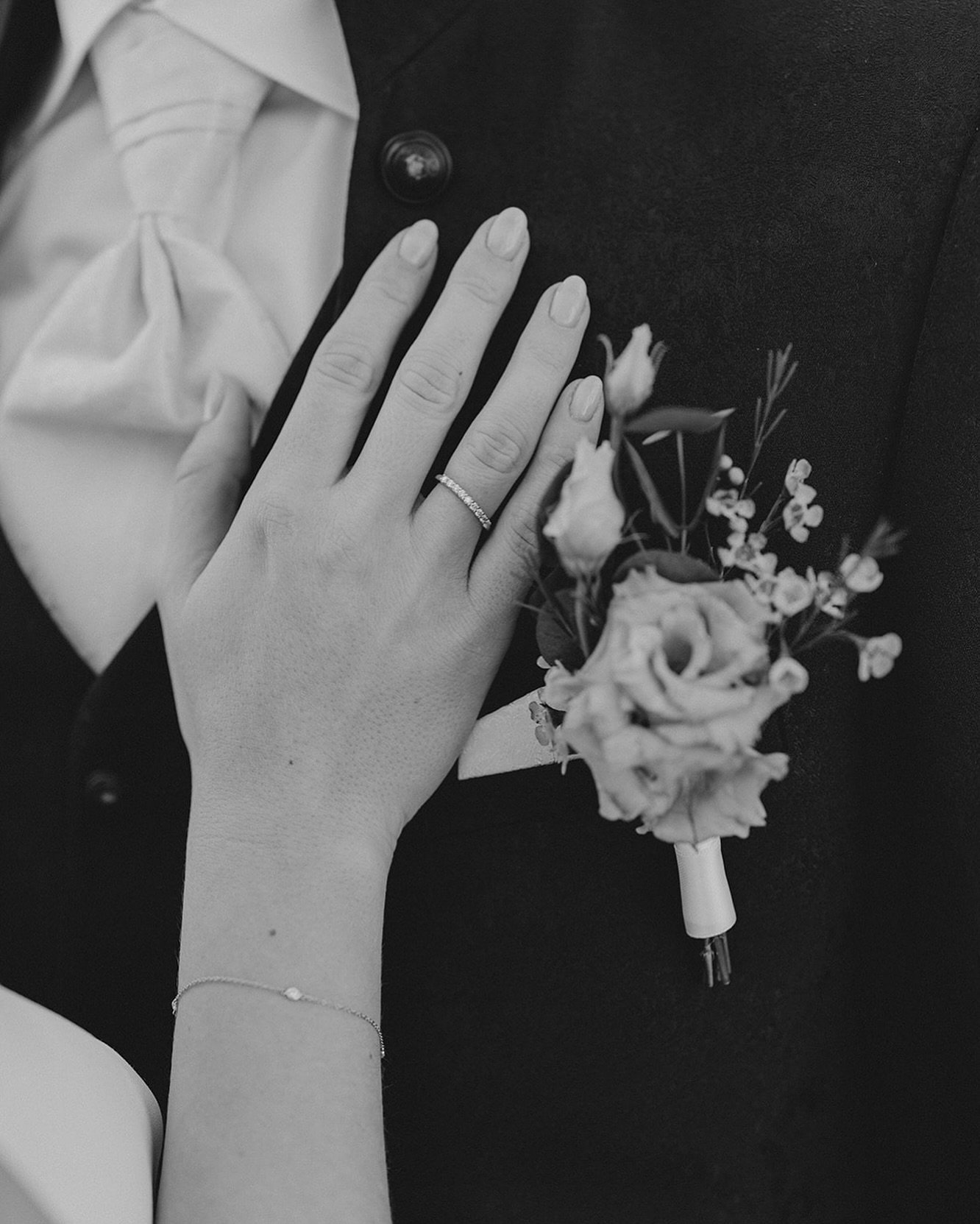 DETAILS 💍✨

#weddingdetails #liebe #brautpaarshooting #hochzeit #hochzeit2024 #hochzeitsfotograf #hochzeitsfotografie #weddinginspiration #weddingphotography #loveisintheair #brautstrau&szlig; #brautstraussliebe #lieblingsmomente #gl&uuml;cksgef&uum