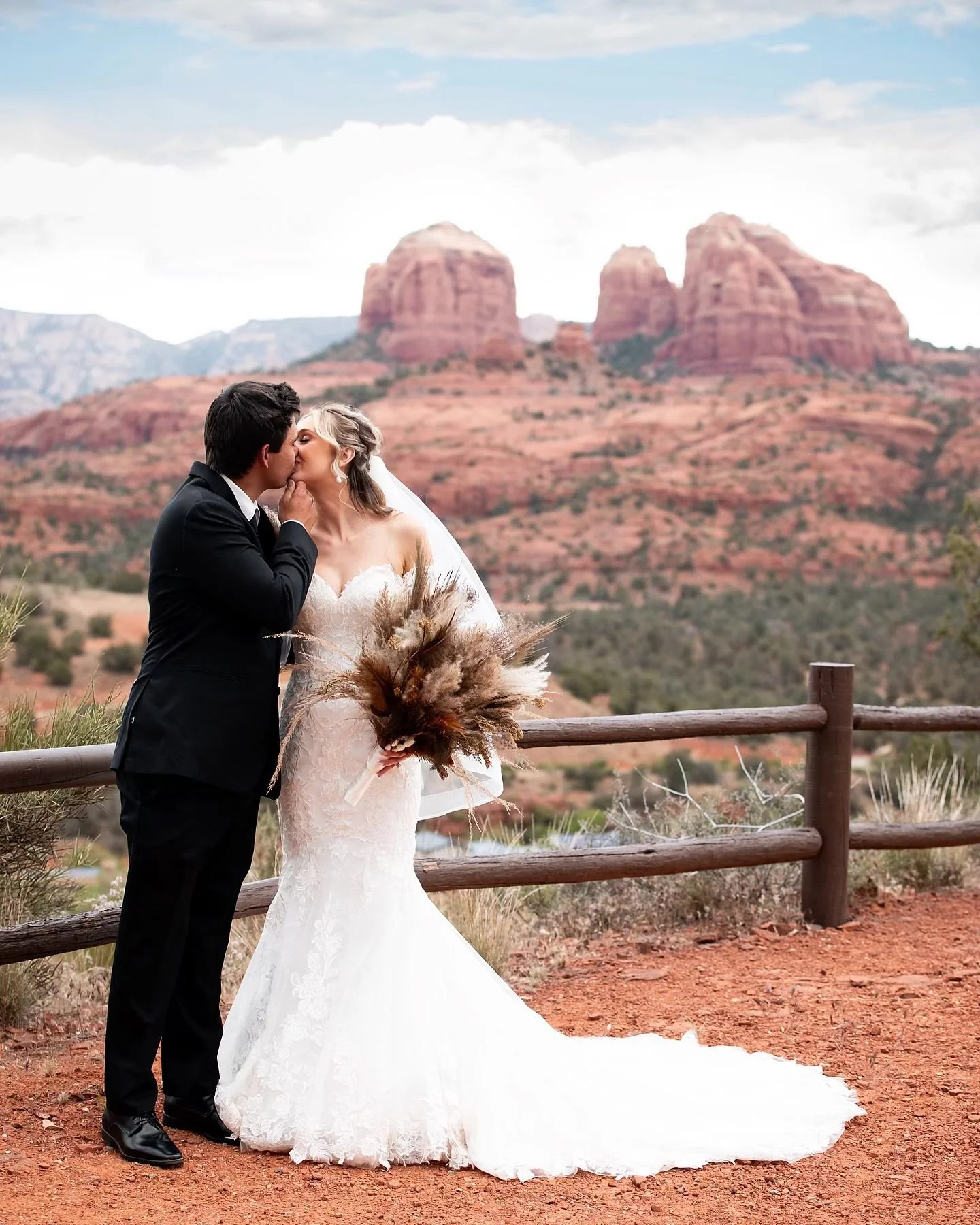 Featuring weddings always feels so challenging&hellip; how to pick just a small collection of photos from thousands?!? But I&rsquo;ve been dying to share @kennahinson_ &amp; @kastor_hinson&rsquo;s incredible day for a while now&hellip; 

Everything f