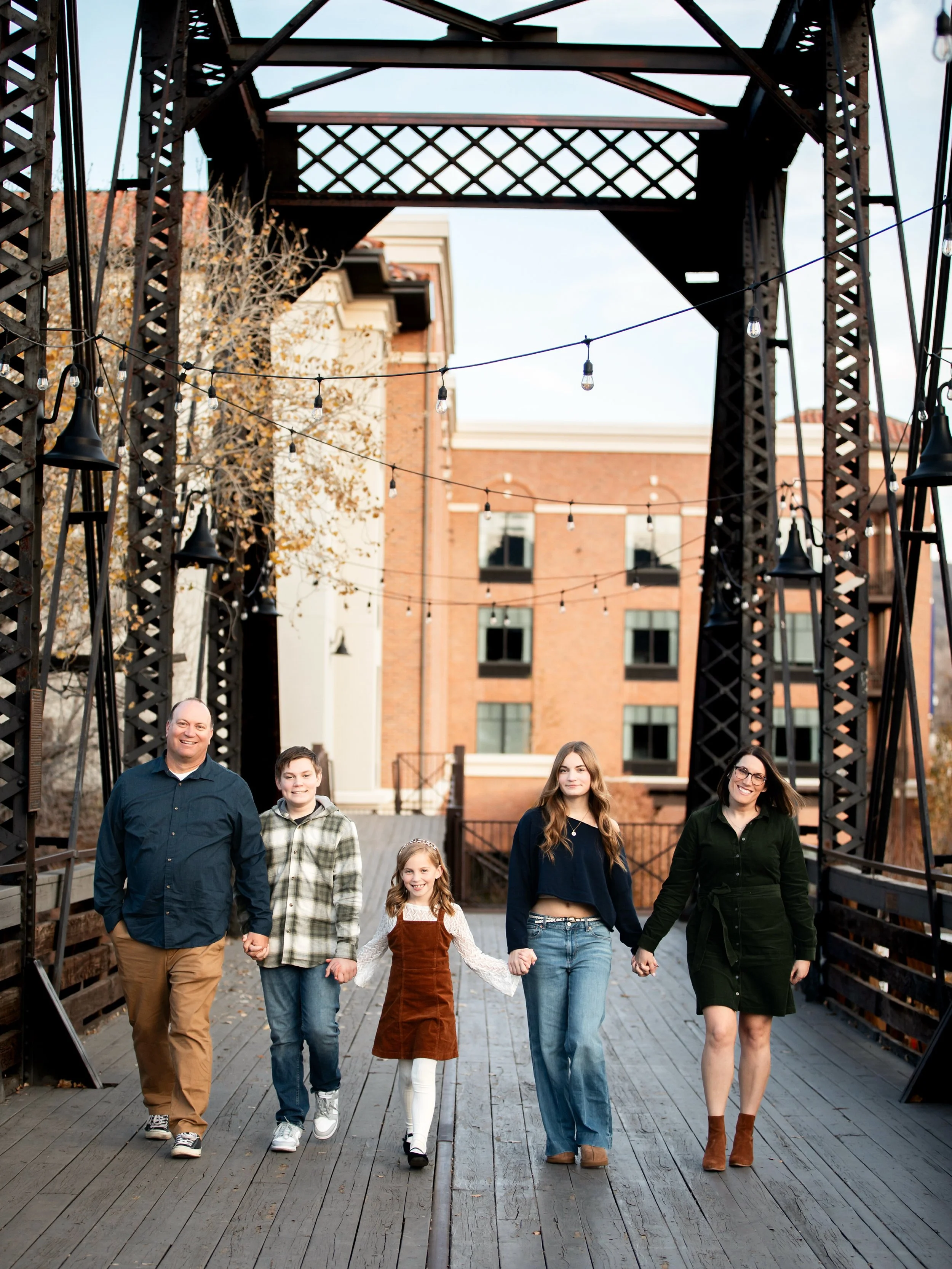 Today is the day!! Last chance to grab my Sweet 16 deal for a fall session, and I&rsquo;m adding a date for this beautiful downtown location 🍂 

I absolutely love this charming little spot, and had a blast with the Hirth family (and many others 🫶🏻