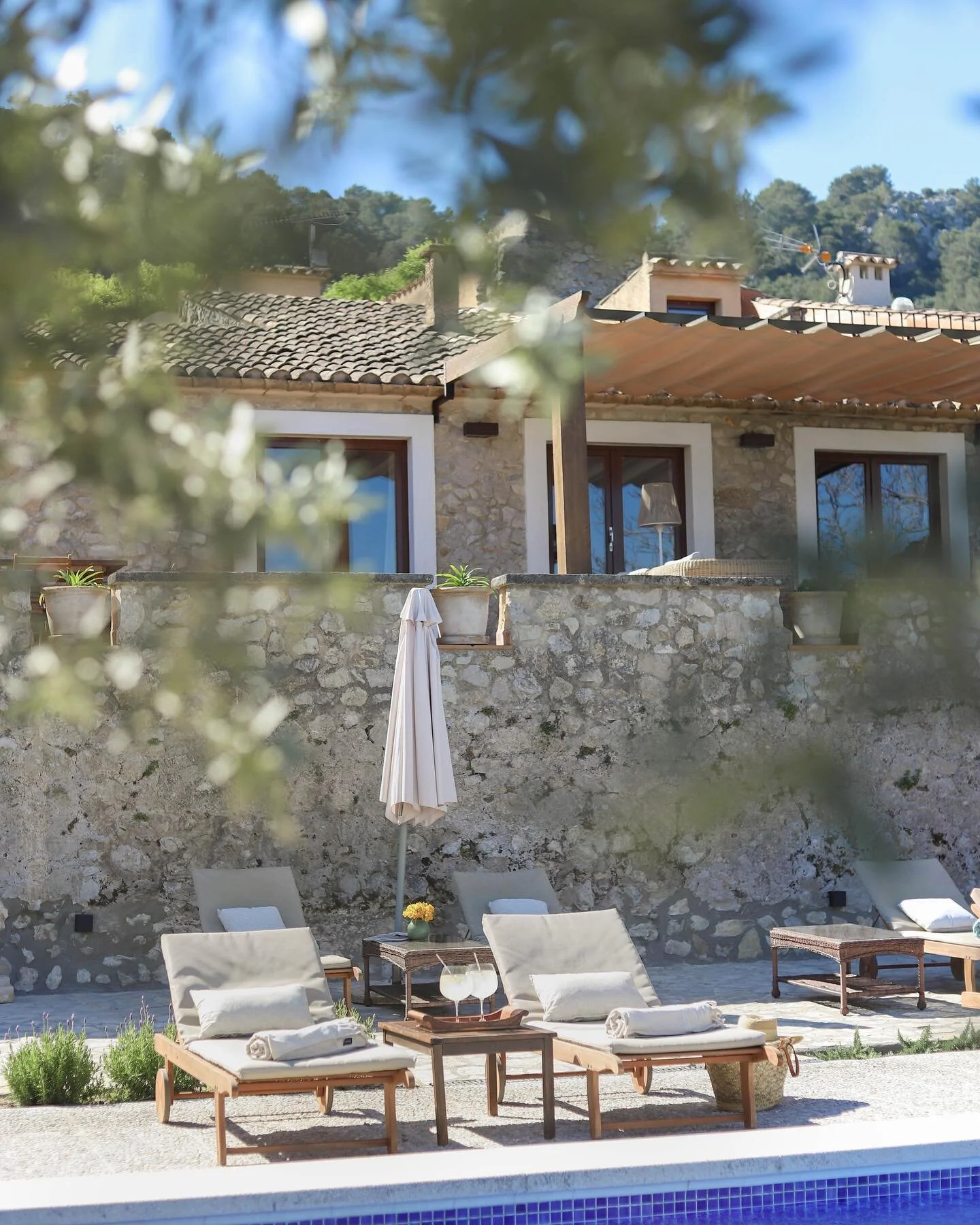 Our beautiful Finca Can Guillo combines classic mallorcan architecture with timeless design and lets you relax! #pollensadreamvillas #fincanmallorca #mallorcafinca #pollensa #nature #dreamfincas #mallorca #portdepollen&ccedil;a #pool #design