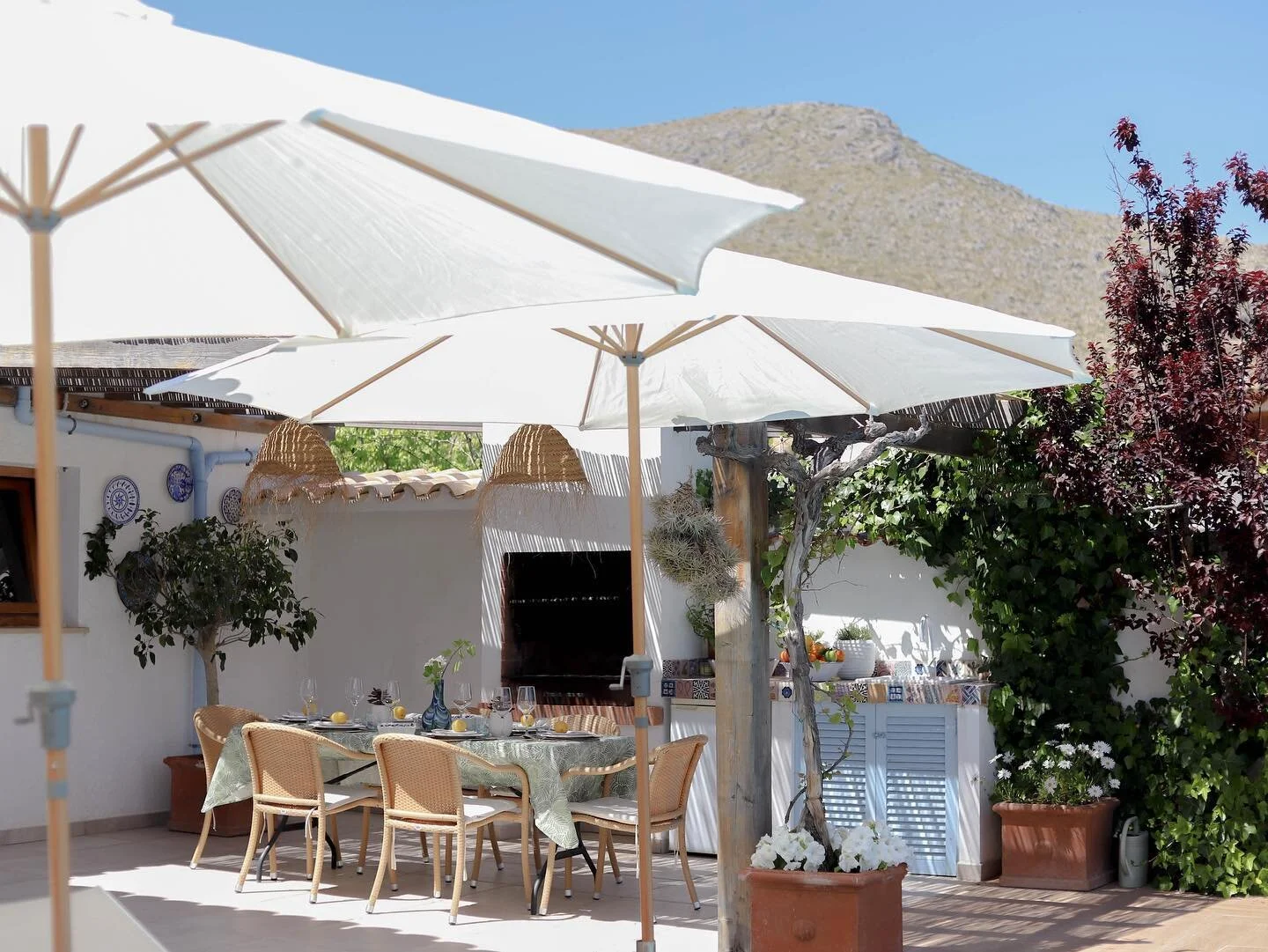Enjoy your dinner the beautiful Villa Can Llompart in Port de Pollensa!  #fincarental #pollensa #mallorca #mallorcalife #mallorcavacation #rentalproperty #pool #vacationhome #relaxation #travel #summergetaway #familyvacation #luxurytravel #naturelove