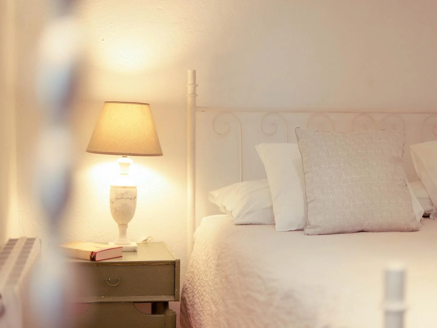 Goodnight from our cozy bedroom at Finca Can Guillo! 😴 This beautiful rustic bedroom with comfortable bedding and natural wooden furniture is the perfect place to unwind after a long day of exploring the stunning island of Mallorca. And with its dir
