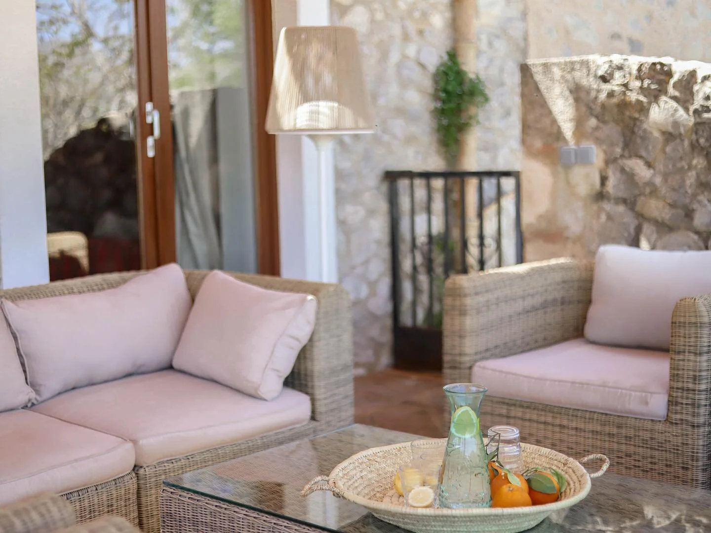 🍸Welcome to our terrace lounge at Finca Can Guillo in Pollensa! Here you can enjoy delicious drinks, relax with friends, and take in the stunning views of the surrounding area. Whether you're looking for a quiet evening or a lively night out, our te