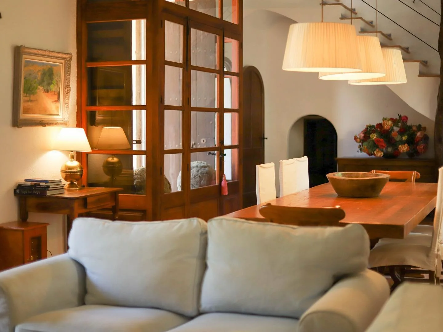 🍷🍇 Escape to the beauty of Mallorca with a stay at Finca Can Guillo in Pollensa. Our open-plan dining area provides the perfect space for enjoying meals with friends and family. With direct access to our fully-equipped kitchen, meal preparation is 