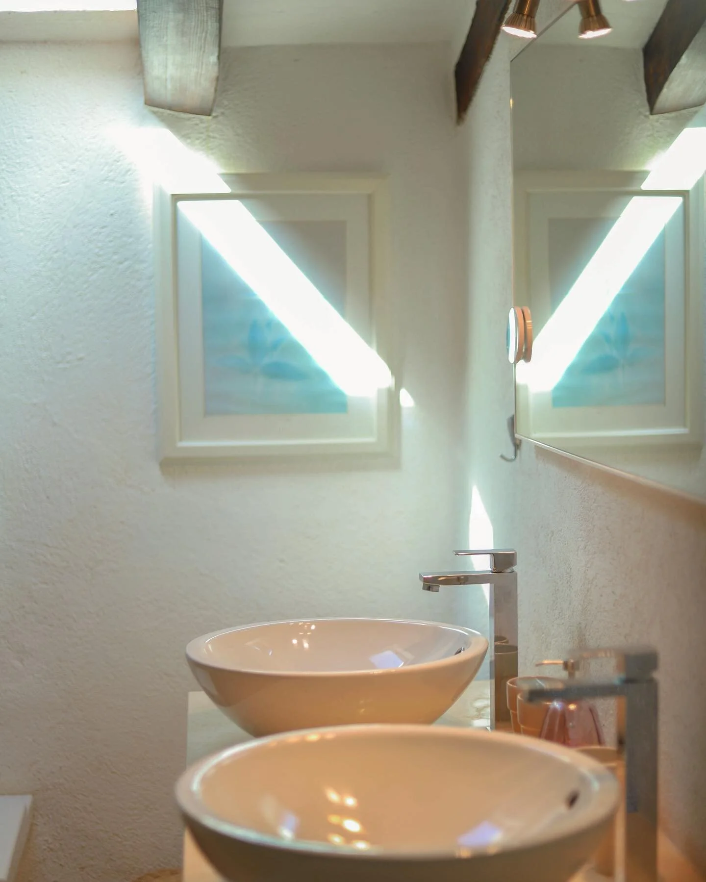 Looking for a serene and luxurious escape in Mallorca? Look no further than our stunning Finca Can Guillo in Pollensa. Our beautifully designed and spacious bathroom will leave you feeling pampered and rejuvenated. Featuring modern amenities and eleg