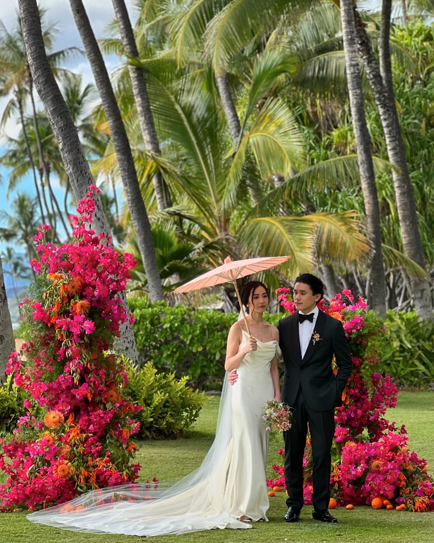 Vibrant ceremony florals for the beautiful couple, M &amp; A. 

Venue : @lanikuhonua 
Planner : @thegayagenda.co 
Flowers : @twobeesprotea @mayeshlax