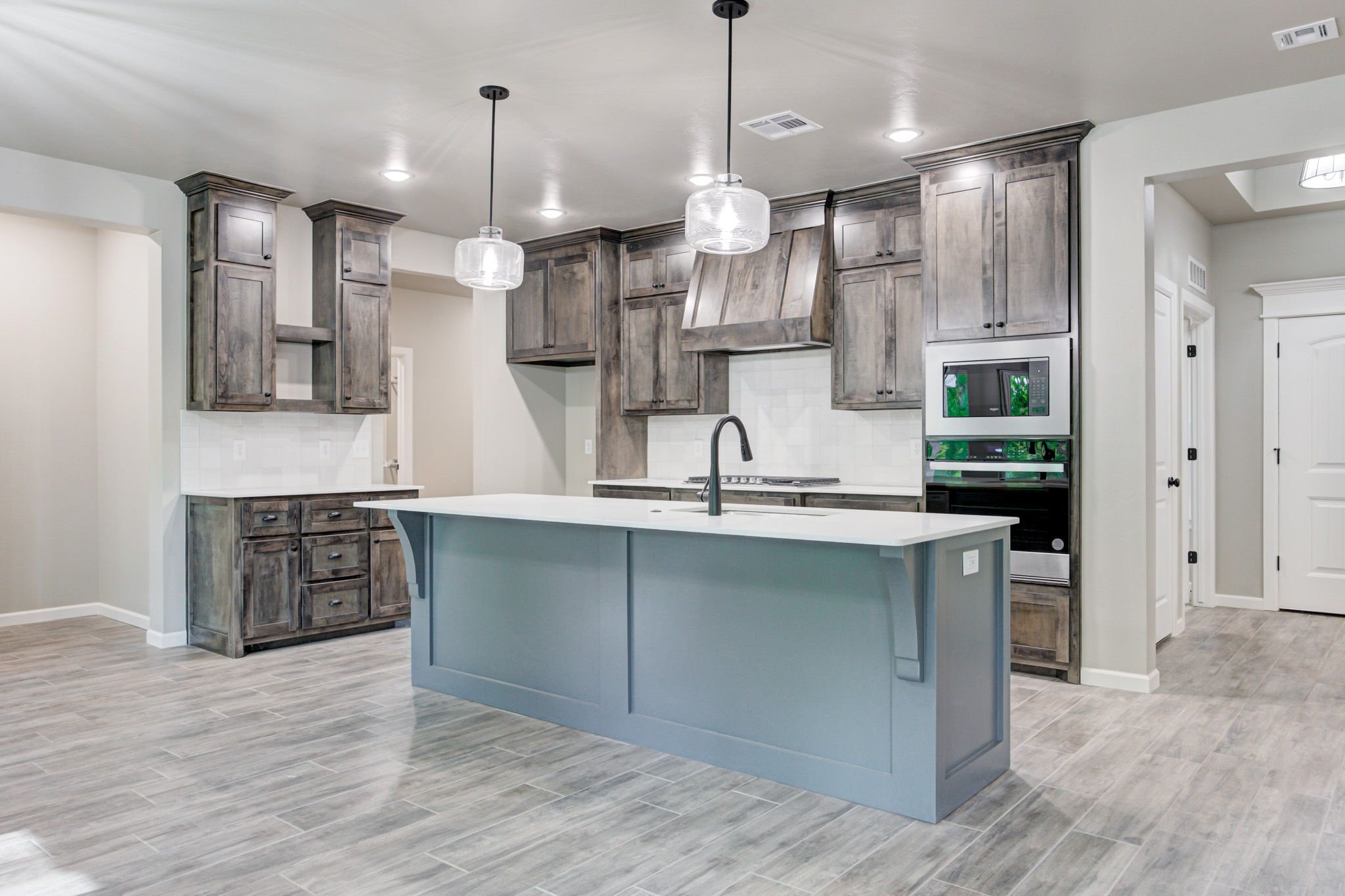 15-web-or-mls-2400 creekside cir-15.jpg