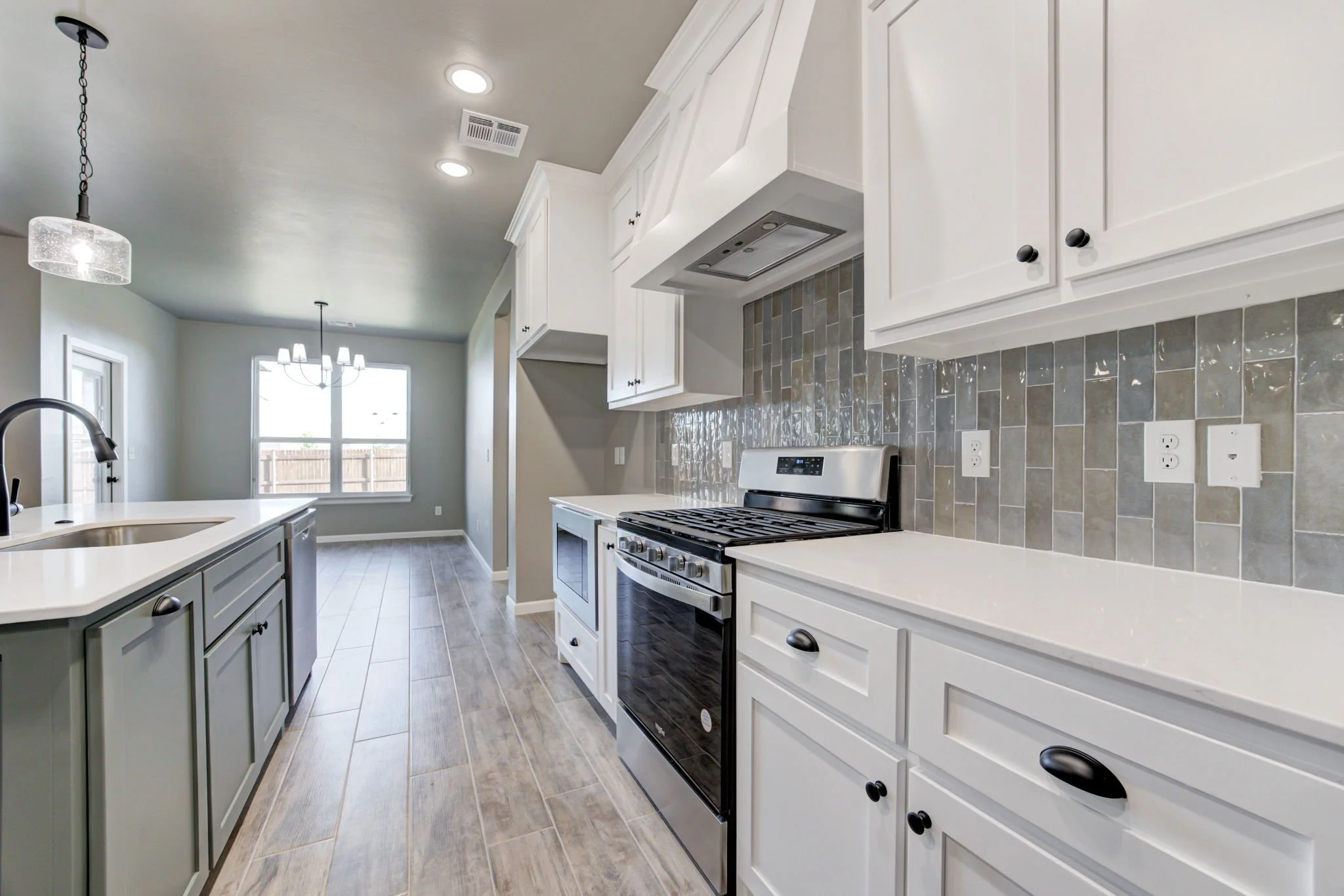 21-web-or-mls-2511 everton dr-21.jpg