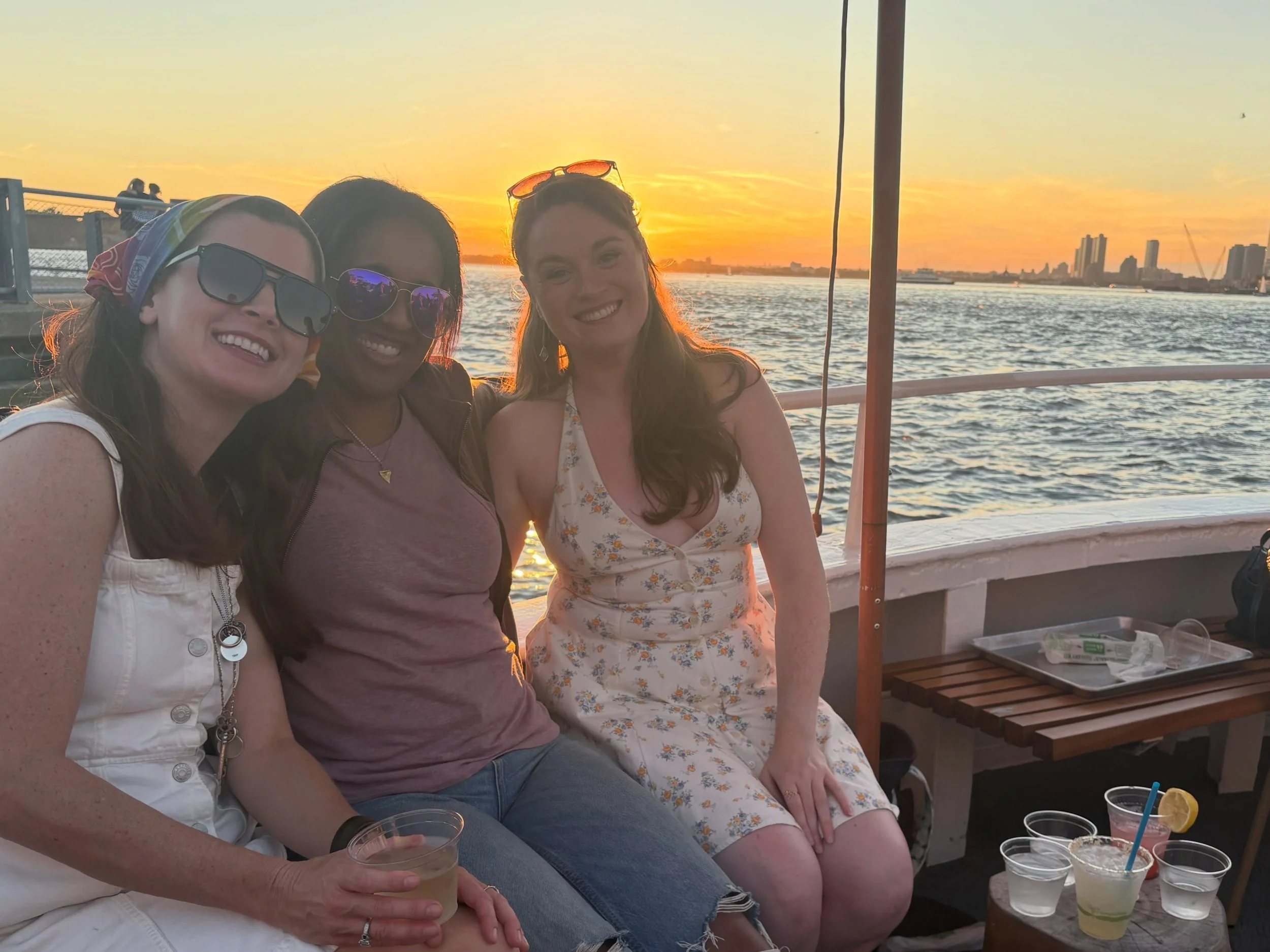 It was a summer of good vibes, good people, good times, good food, good drinks, good laughs, and (occasionally) good baseball ☀️🌊⛰️⚾️🌻 

#nyc #nycactor #lgm #friends #actor