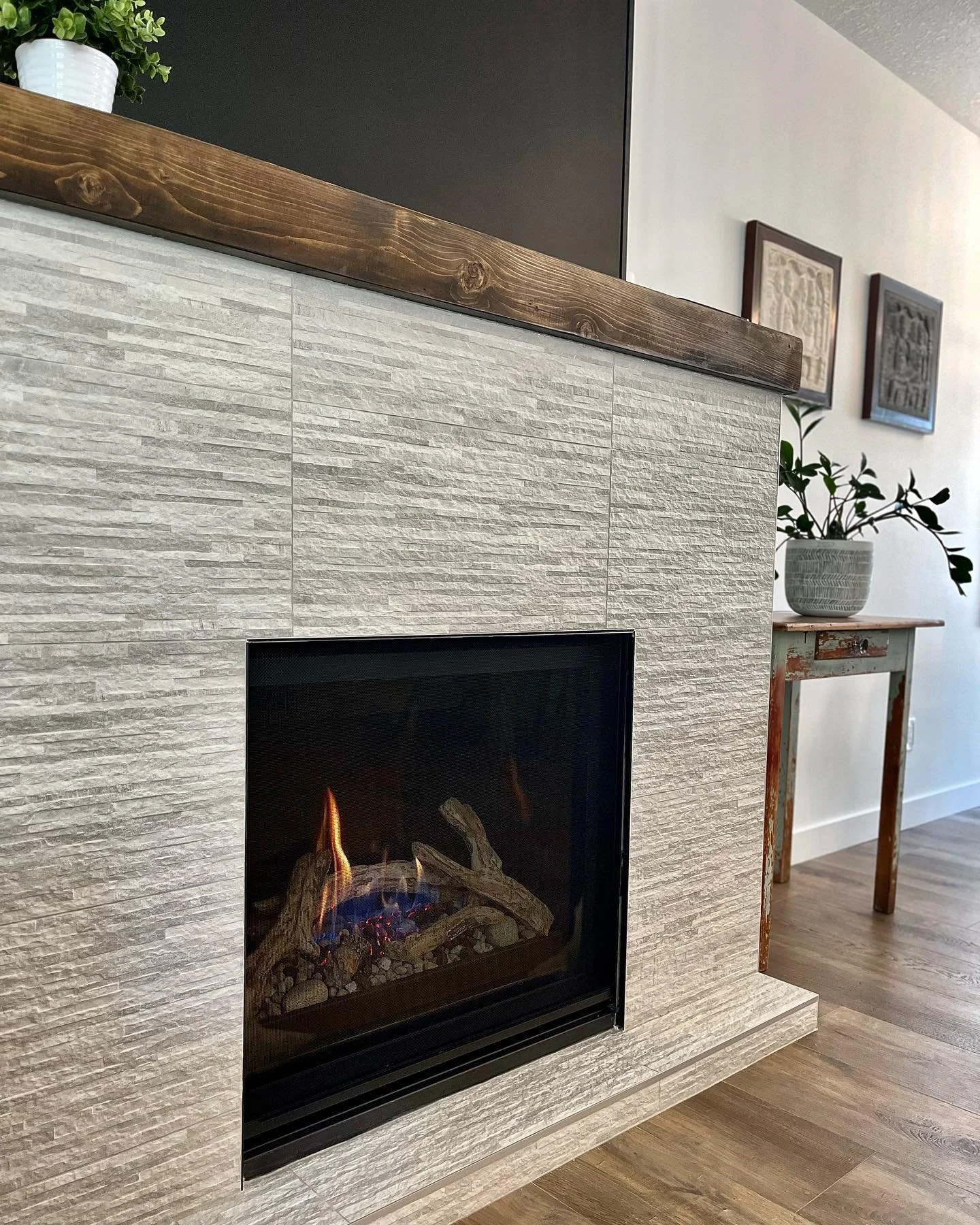 Well, fall is in the air and that means chilly evenings. Nothing better than warming up by a cozy fireplace&hellip; with a glass of 🍷 or your favourite Bev.

Cheers! 
.
.
.
.
.
.
.
.
#livingscapehomesyyc #yycrenovations #yycrenos #fireplace #yychome
