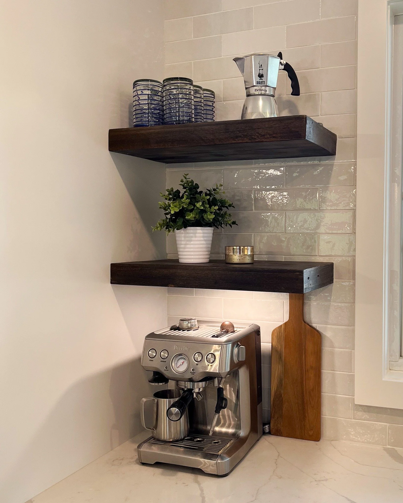 All about the details&hellip; and organic, textured tiles. 

Suppliers:
@twobirdsfurnitureinc 
@pacificstonefabrication 
@centurawestern 
@cdlflooring 
@robinsonltgbath 
@kohlercanada

#yycrenos #yycrenovations #yyckitchens #calgaryrenos #livingscape