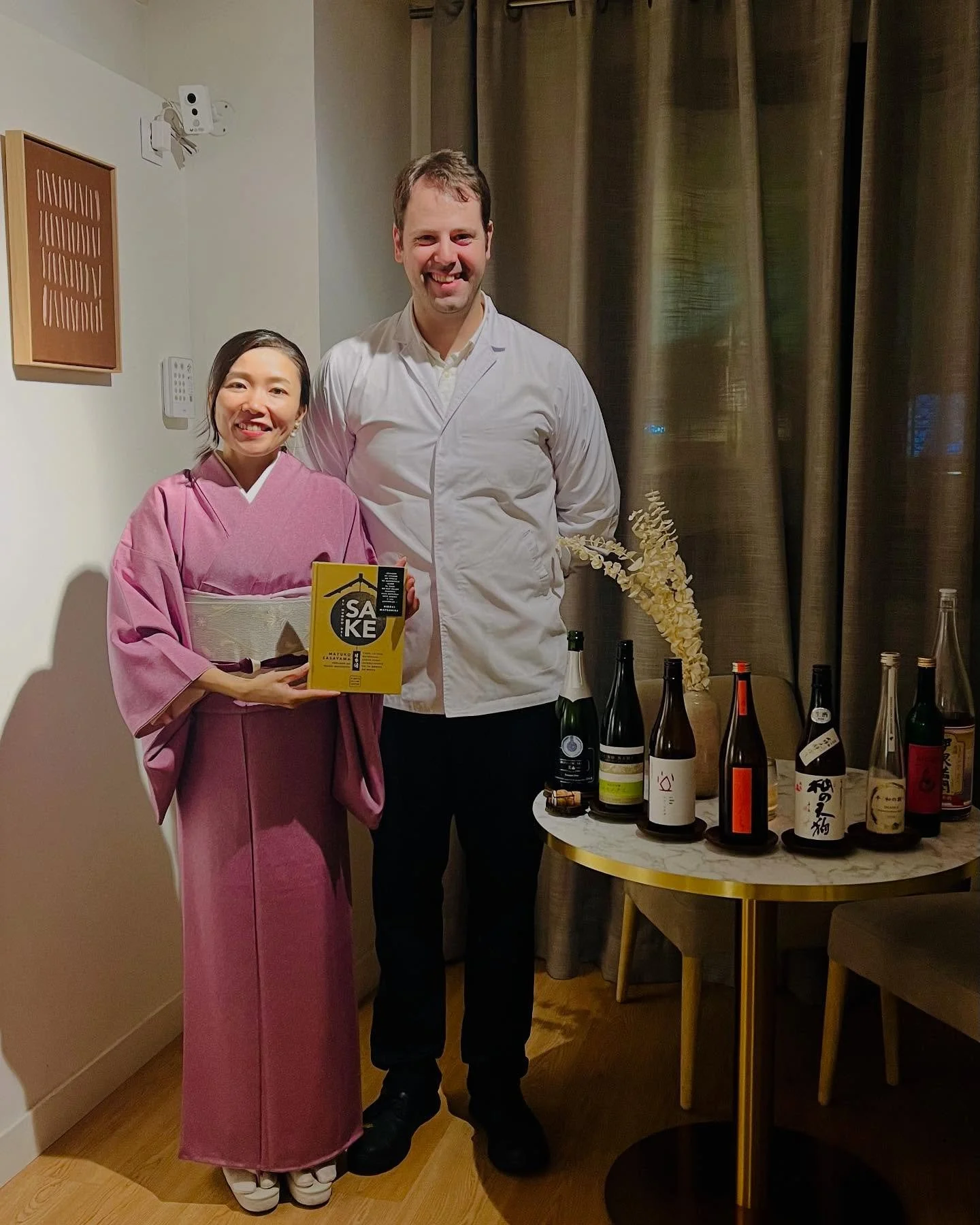 🍽️Cena de Maridaje de Sake 🍶 con el Chef Luis Caballero en Playing Solo @playingsolo_restaurante 
Una experiencia exclusiva en un espacio único, diseñado para solo 8 comensales, donde tuve el honor de presentar y servir sakes especia