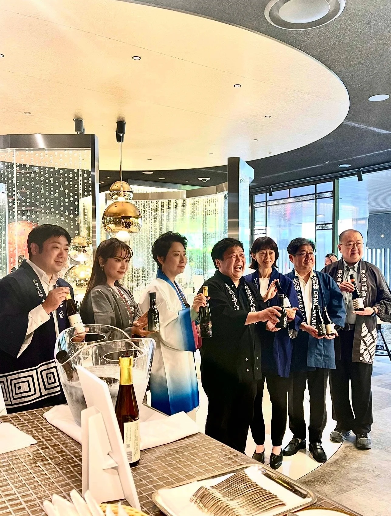 Presentación de FROZEN NAMA-SAKE ❄️🍶 @tomin.sake 
¡Wow, nueva tecnología de sake!
Este sake se embotella y se congela justo después de salir del tanque, lo que significa que puedes probarlo como si estuvieras en la propia