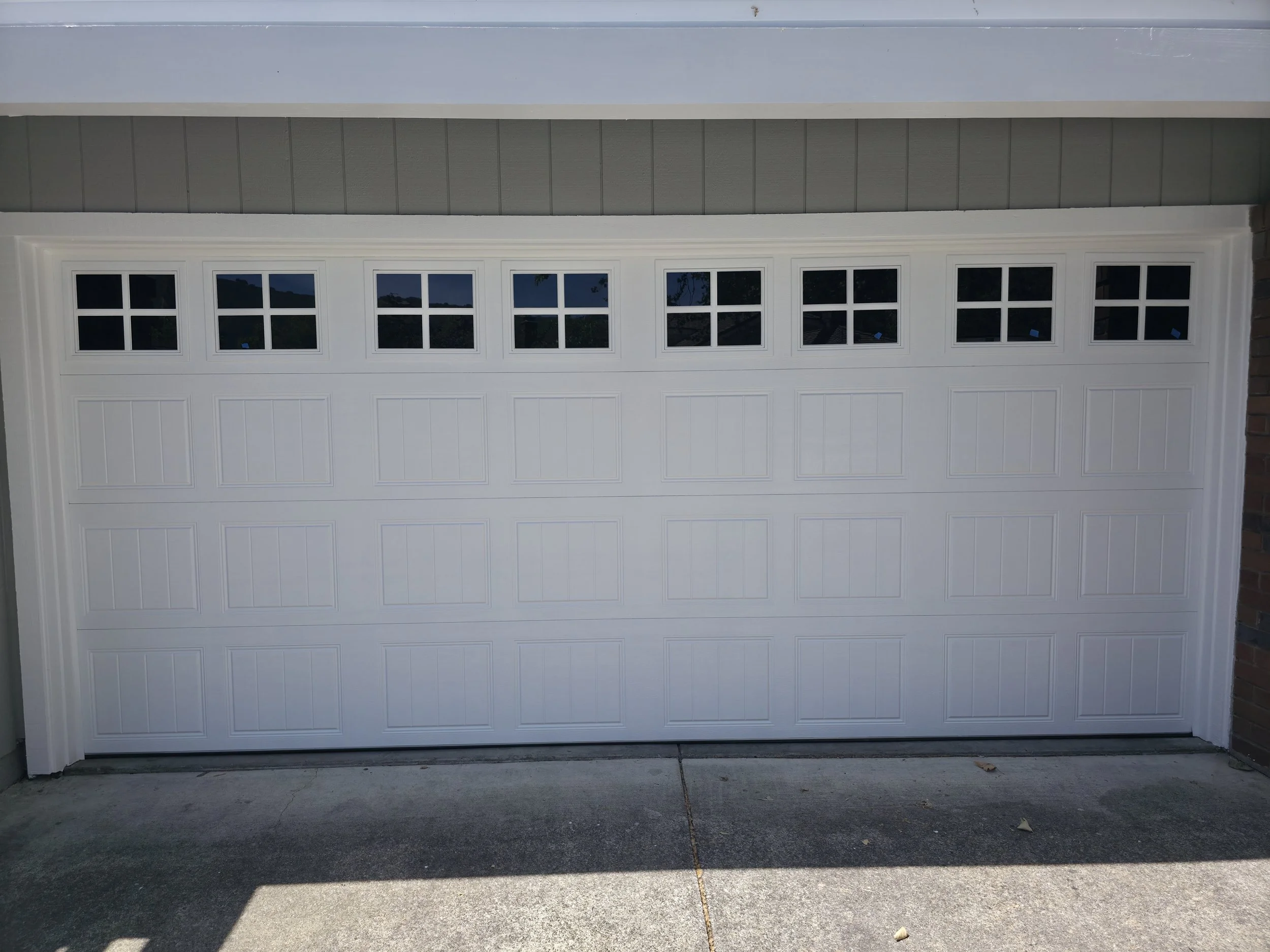 Model: GD2SP 
Gallery Steel short panel design in white 
SQ22 window design. 
Custom limo tinted glass. 