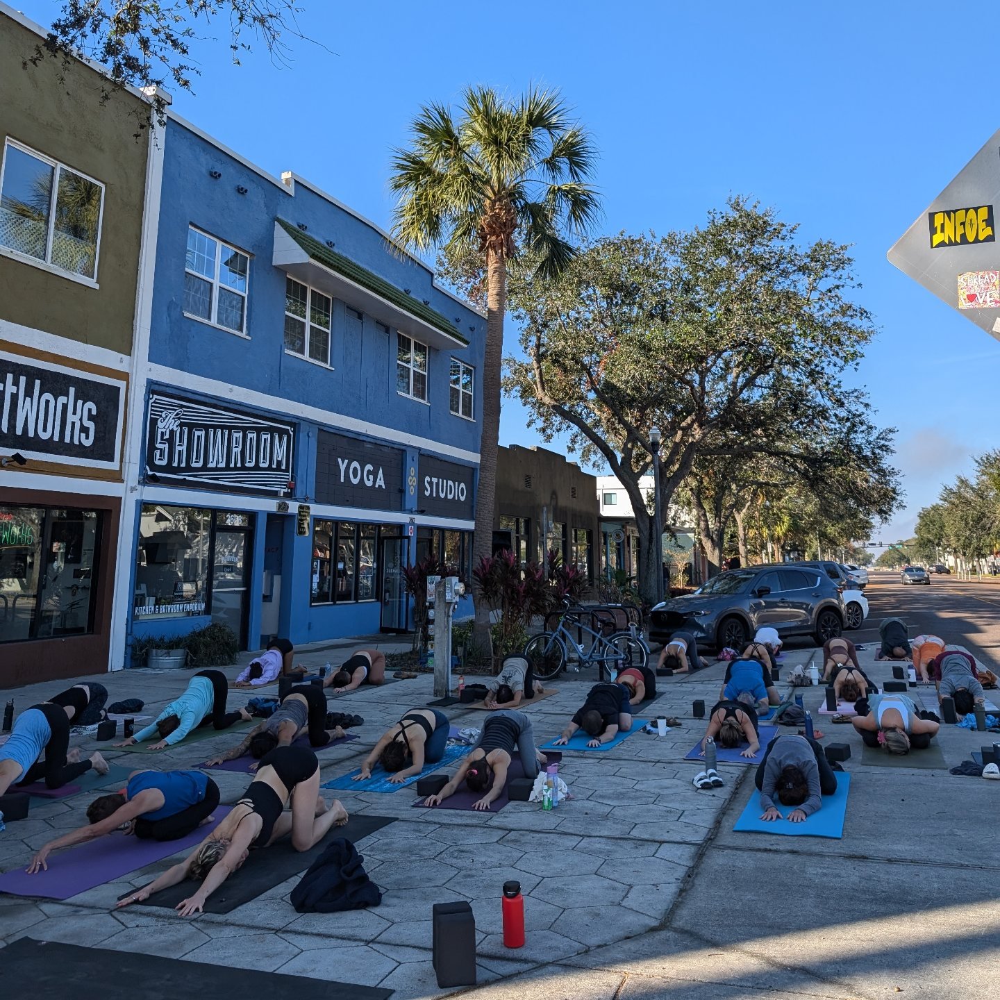 A cool day for a thankful thanksgiving flow!

@sukhalifeyoga 

#stpetersburg #yoga #thanksgiving