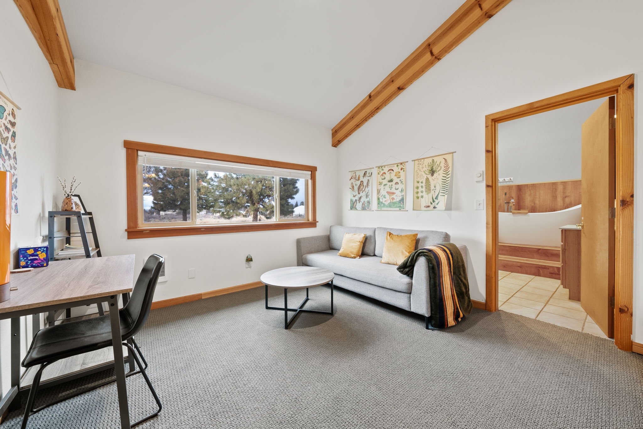 Image of reading room with couch and workspace at Six Mountain View in Sisters, Oregon