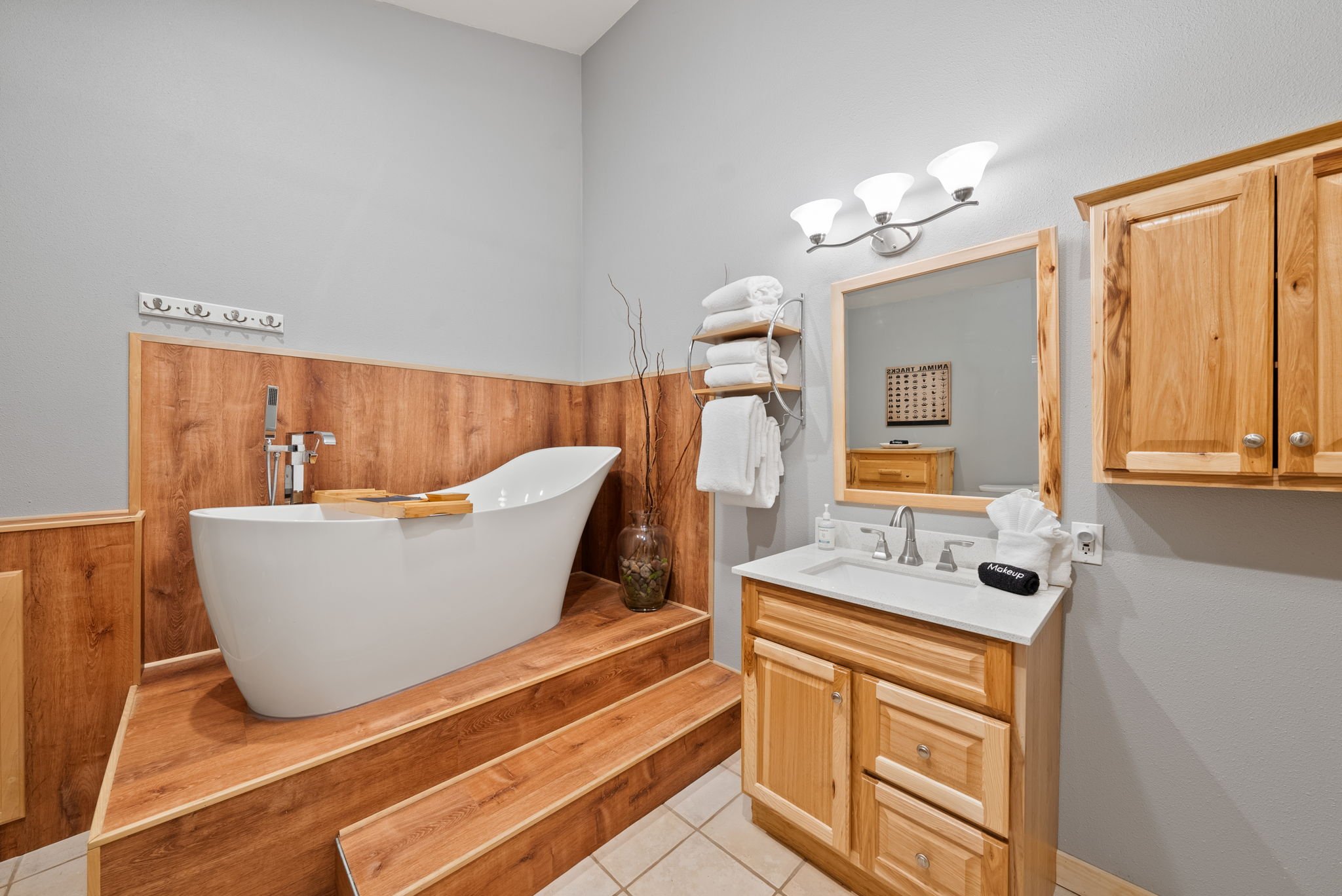 Main floor soaking tub