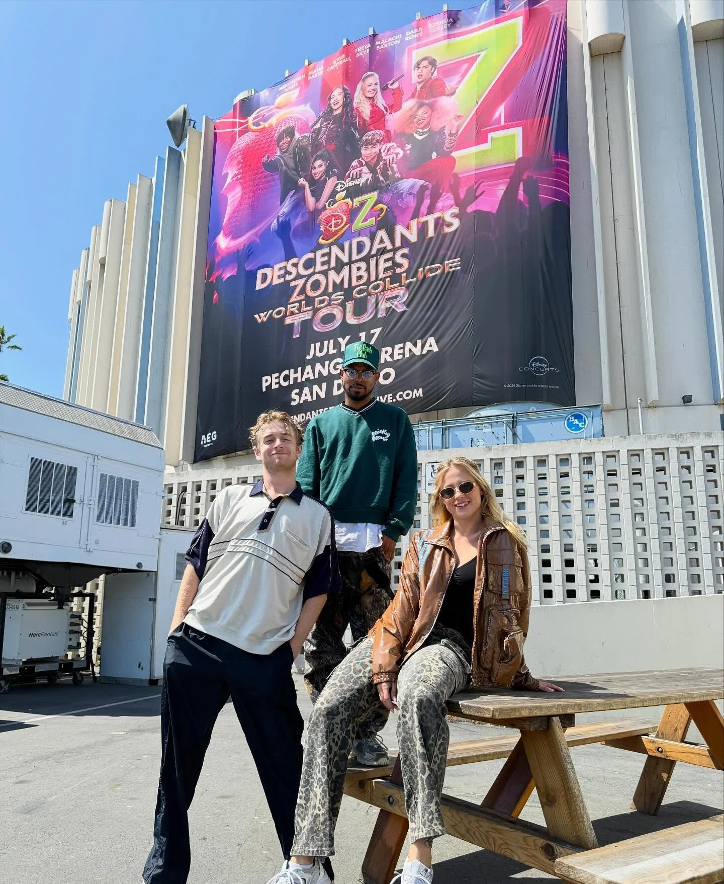 Long overdue, but now that their tour has wrapped, I wanted to share my gratitude for this amazing group of humans 🫶🏻 It was such a joy to spend the beginning of summer helping put together @dzworldscollidetour @disneymusic 🍎🧟&zwj;♂️

Congratulat