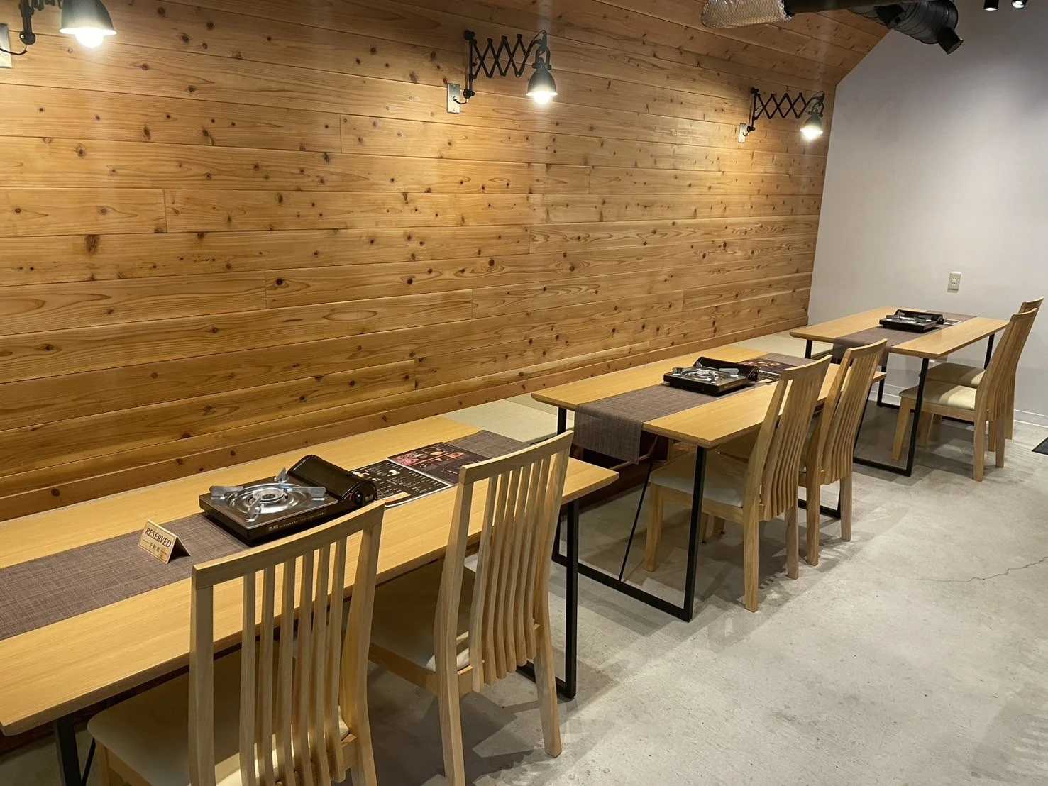店内テーブル席.jpg