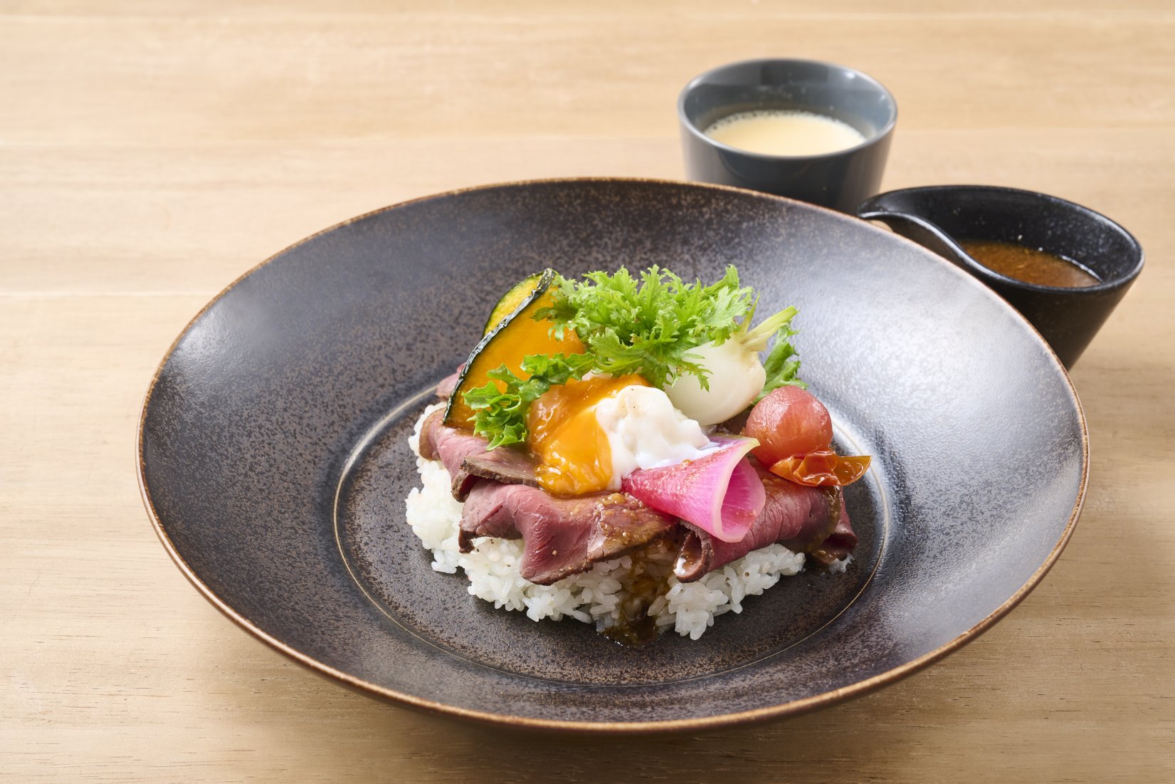 260111_ローストビーフ丼 東京卵の温泉卵添え.jpg