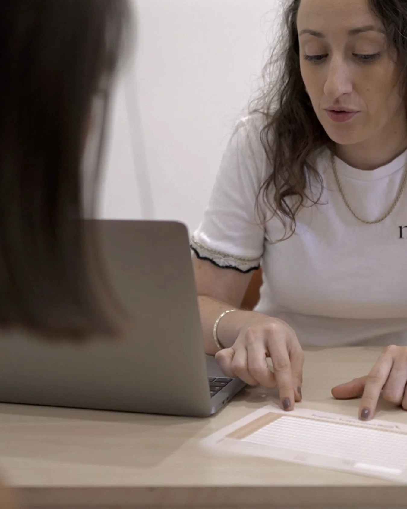 La primera menstruaci&oacute; &eacute;s un moment vital. Pot ser viscuda amb normalitat, per&ograve; tamb&eacute; amb por, vergonya o molts dubtes. Per aix&ograve;, a Maiai oferim espais on mares i filles poden venir juntes a parlar-ne.

A Maiai acom