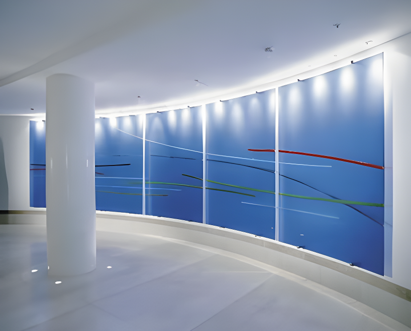 Curved, enamelled safety glass for a reception area