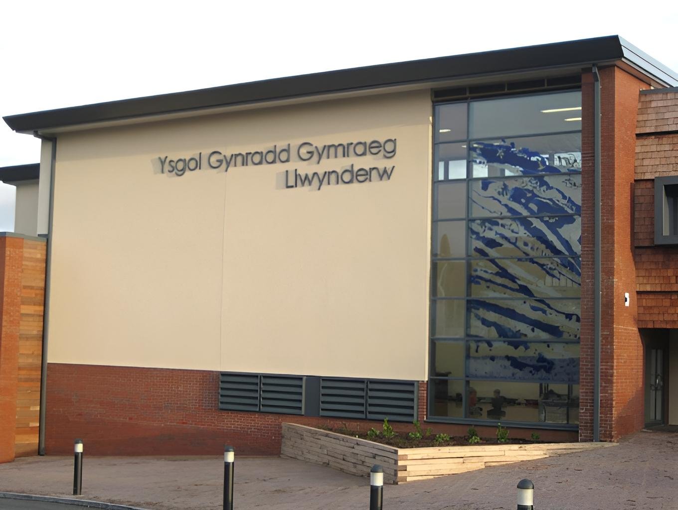 Large-scale architectural glass