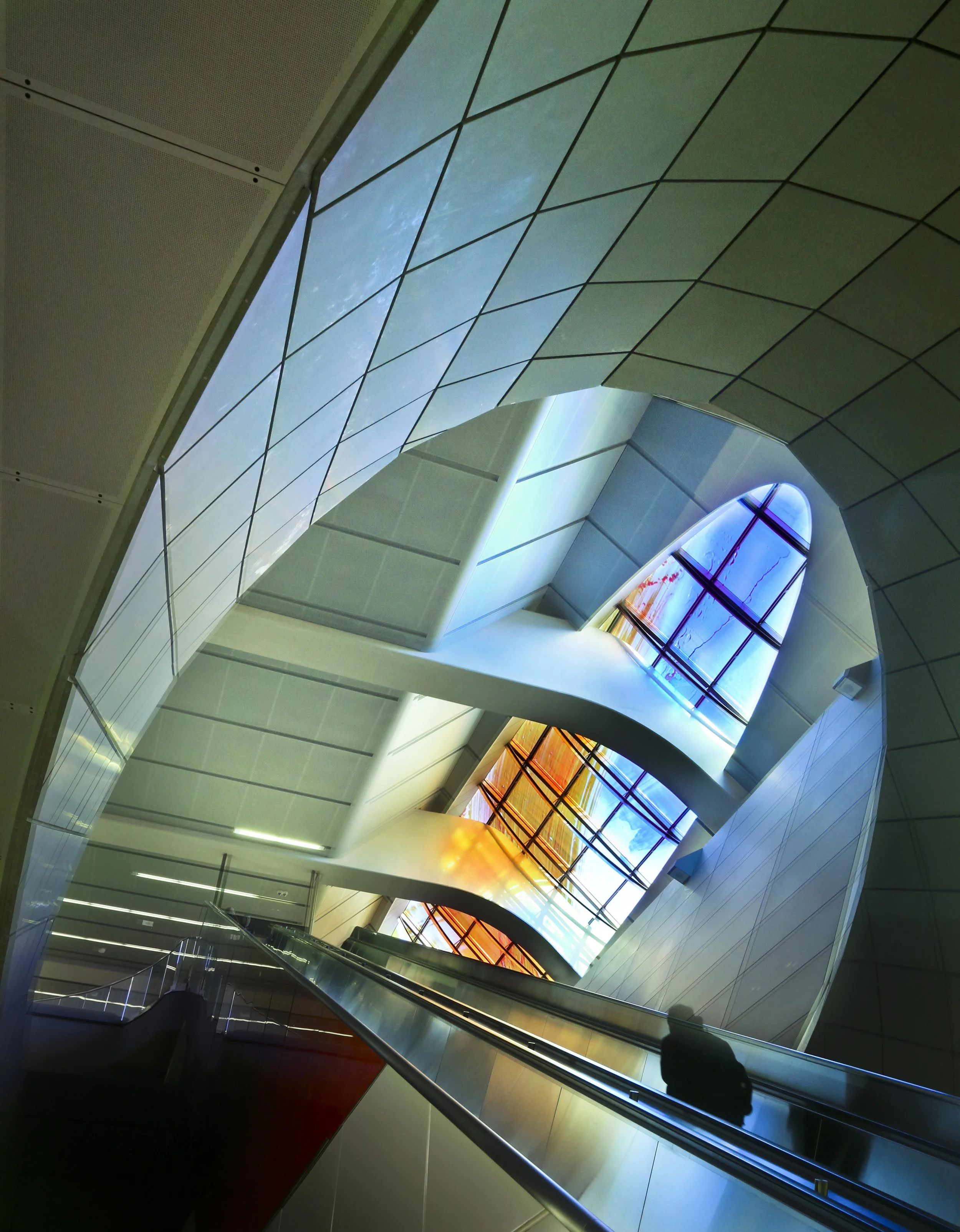 Toronto-York Spadina Subway Extension, Toronto, Canada.
By using transparent enamels, the hub is flooded by dramatic light, which also creates a stunning reflection on the black floor