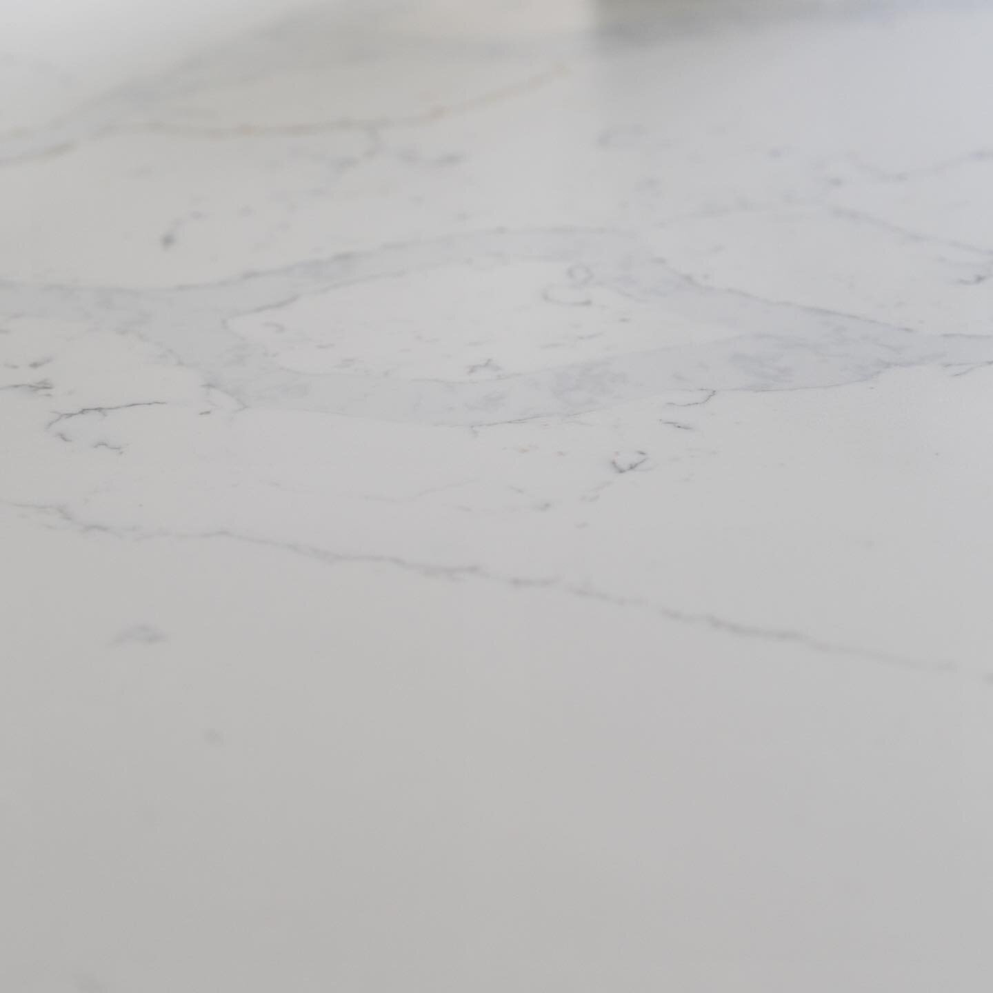 Worktops, quartz or granite. The most durable worktops that add a touch of elegance to any kitchen. Look at this elegantly subtle design #quartz #granite #worktops #kitchenworktop #worktopinspo #quartzinspo #kitchens_of_insta