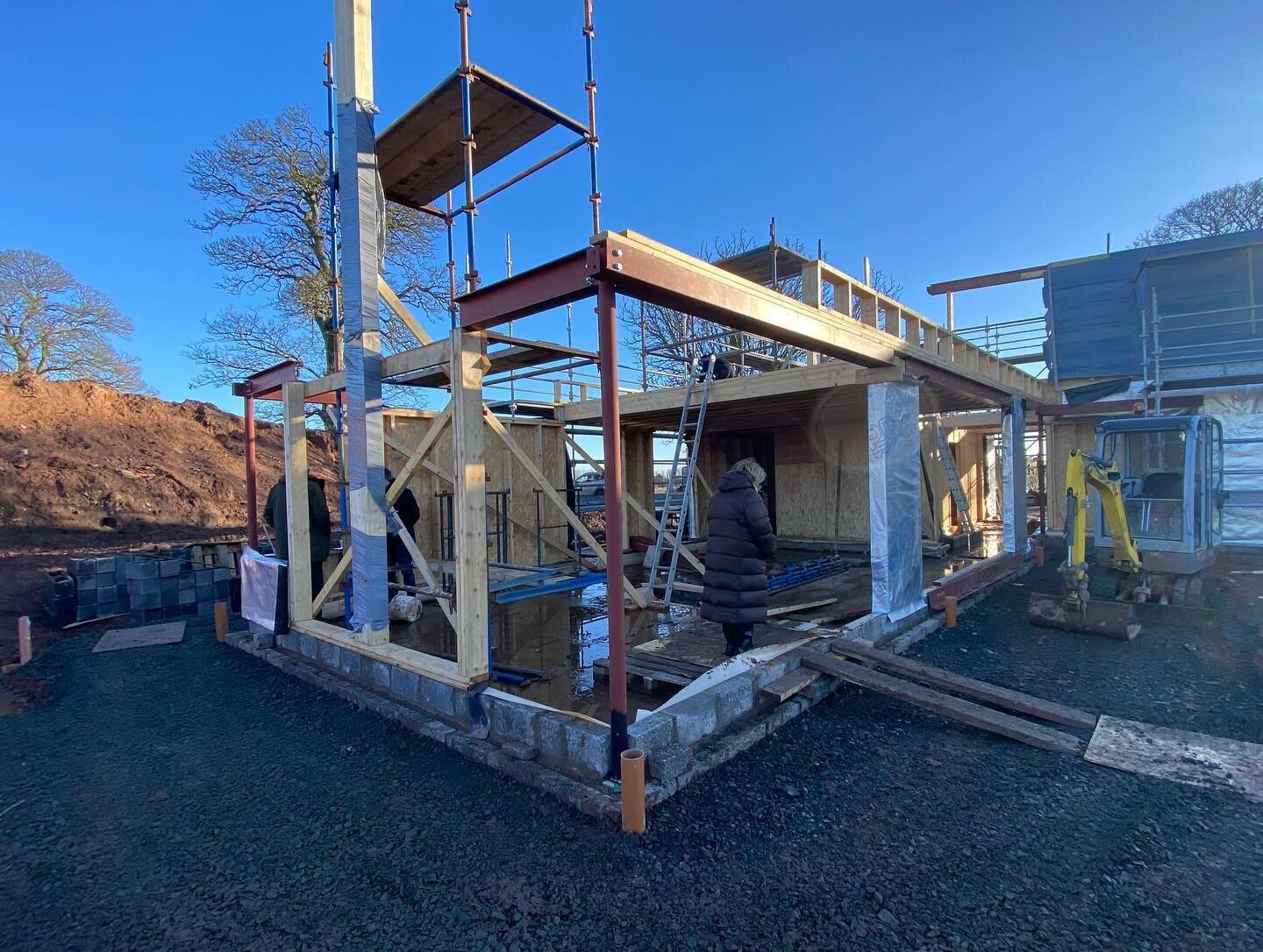 Latest shots from Moonzie Mill, half-decent bit of weather over the last few weeks has resulted in good progress on site. Steel ridges are all in place and the cut-timber roof is well underway. Scaffolding has gone up to give access to the first floo