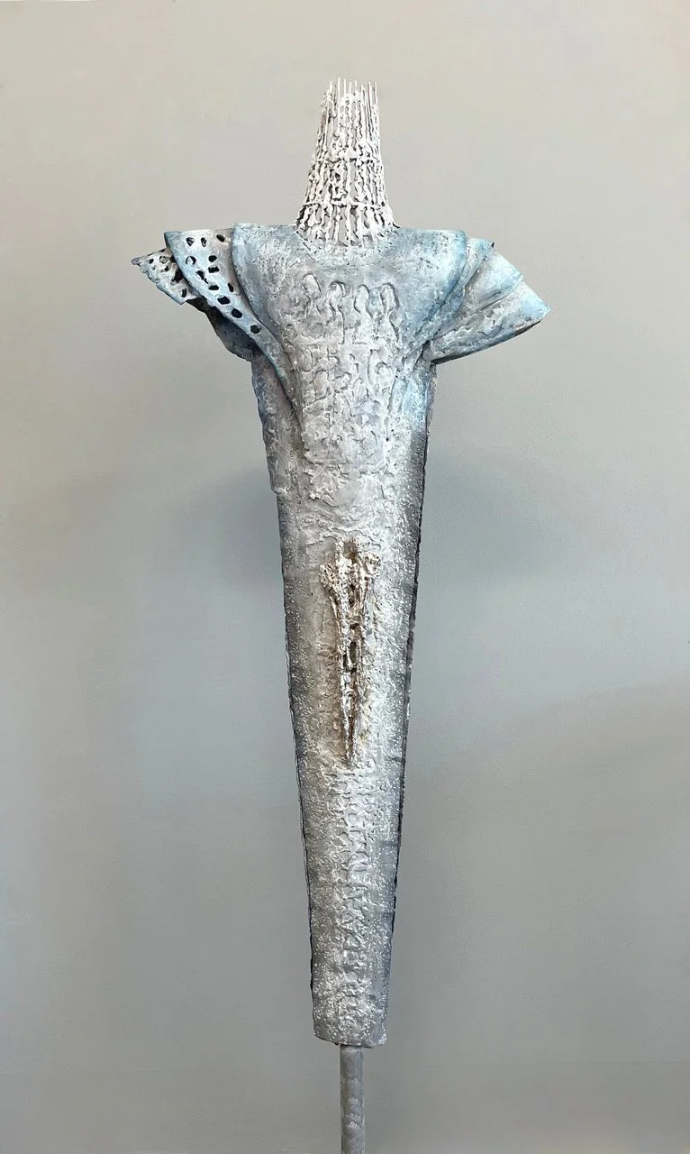 Wachter 
(ook geschikt voor buiten)
gemengde techniek op roestvrijstaal zink en lood
170x 50cm