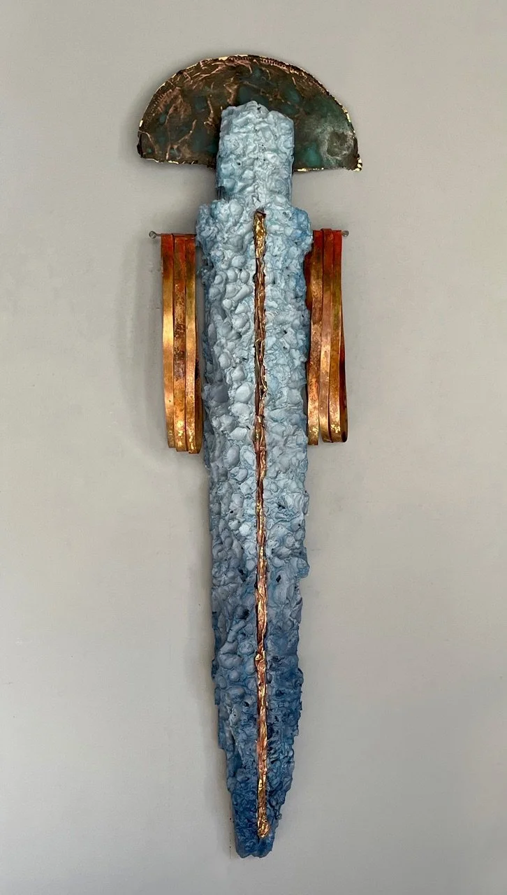 'Beschermengel'
gemengde techniek op foam, diverse metalen en bladgoud
25 x 6 x 180 cm